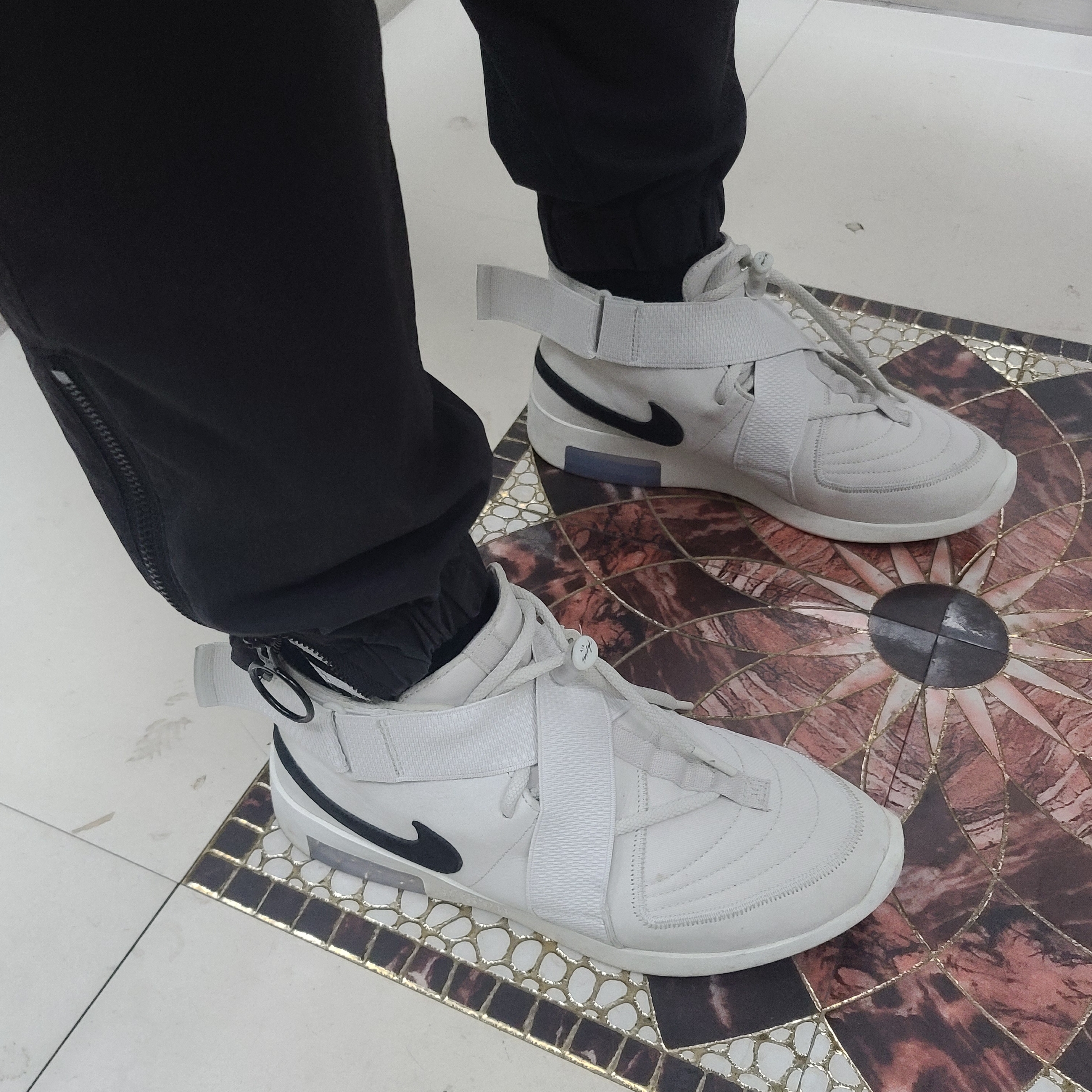 Nike x Fear of God Air Fear of God Raid Light Bone 착용 스타일