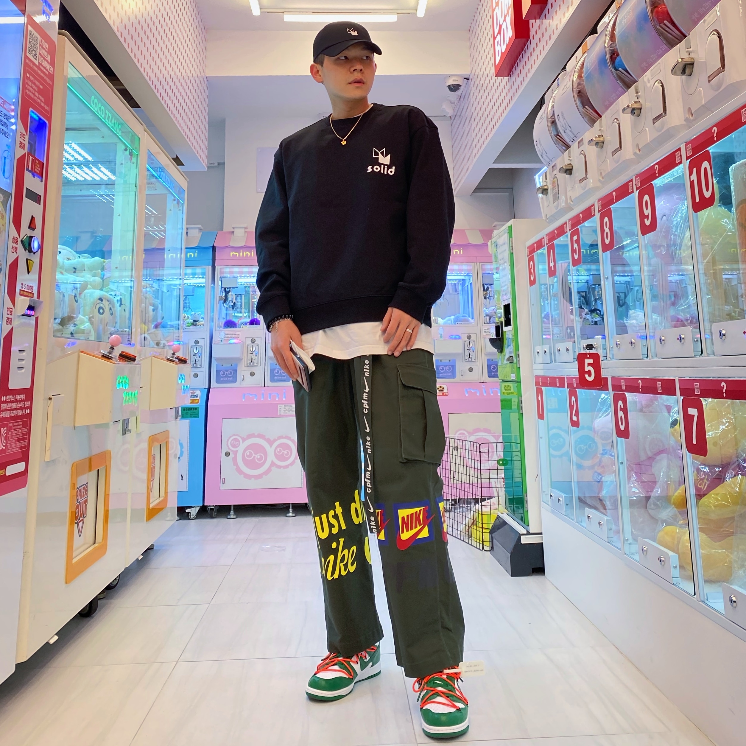 Nike x Cactus Plant Flea Market Track Pants Olive, Nike x Off-White Dunk Low Pine Green 착용 스타일