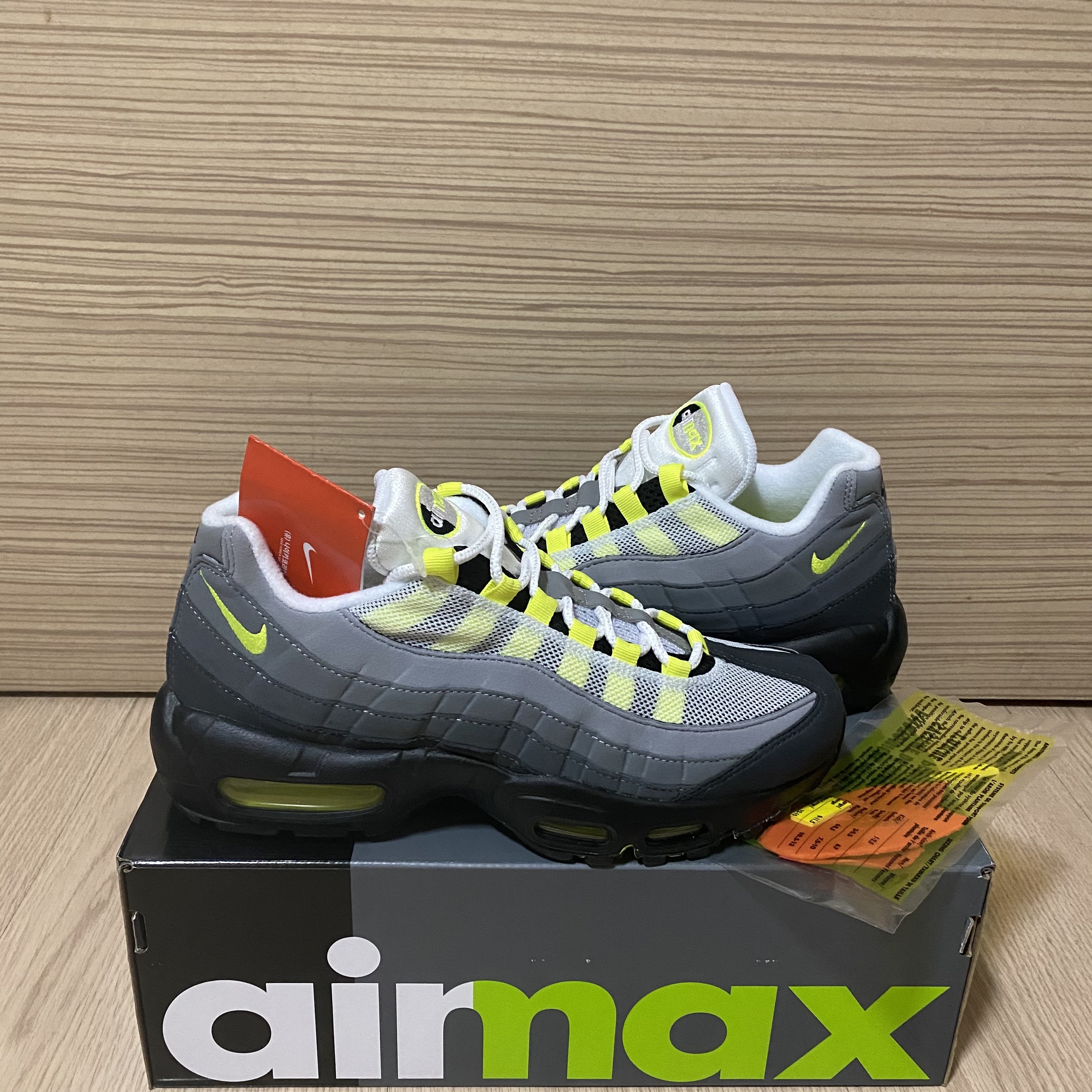 Nike Air Max 95 OG Neon Yellow 2020 착용 스타일 - 1