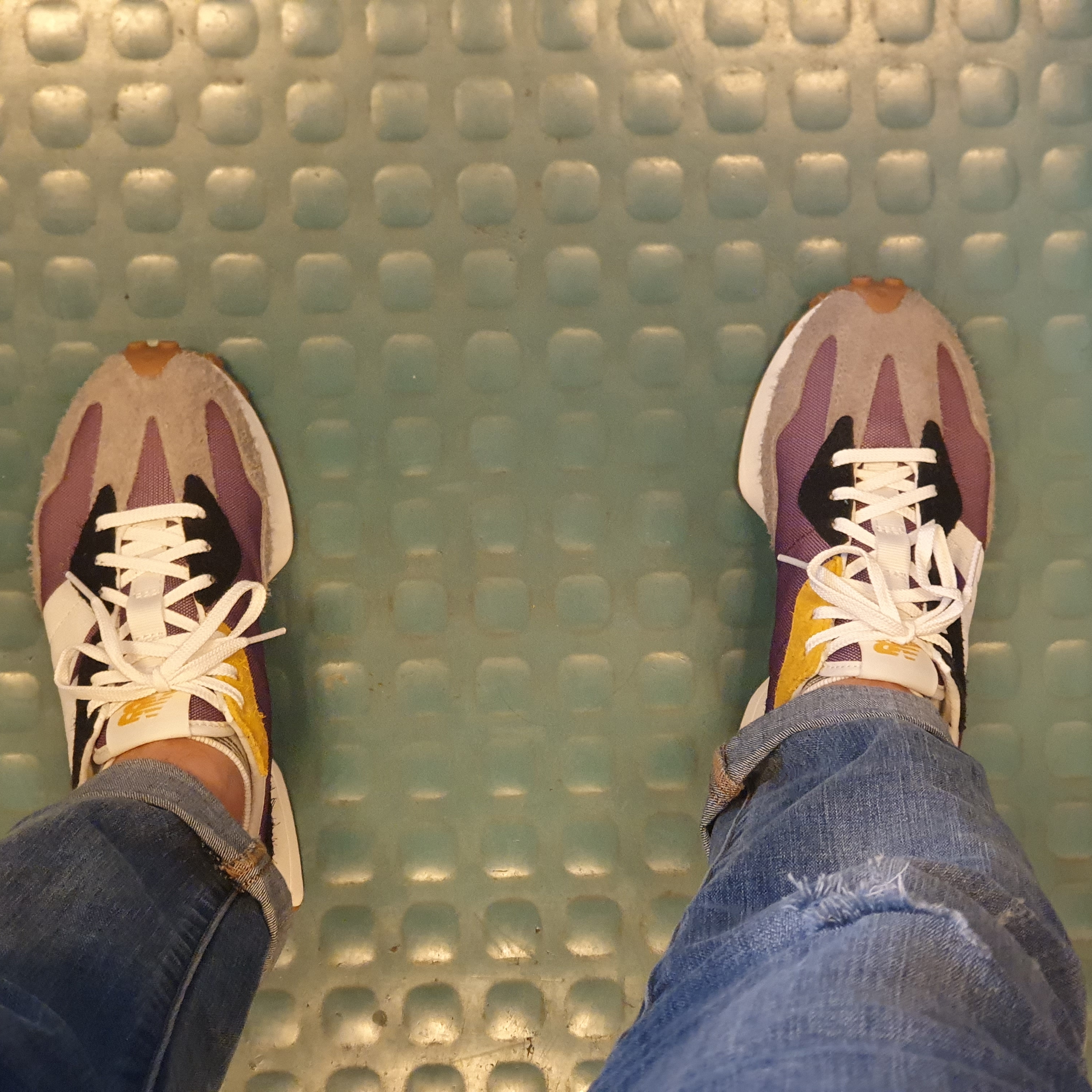 (W) New Balance 327 Purple Black 착용 스타일