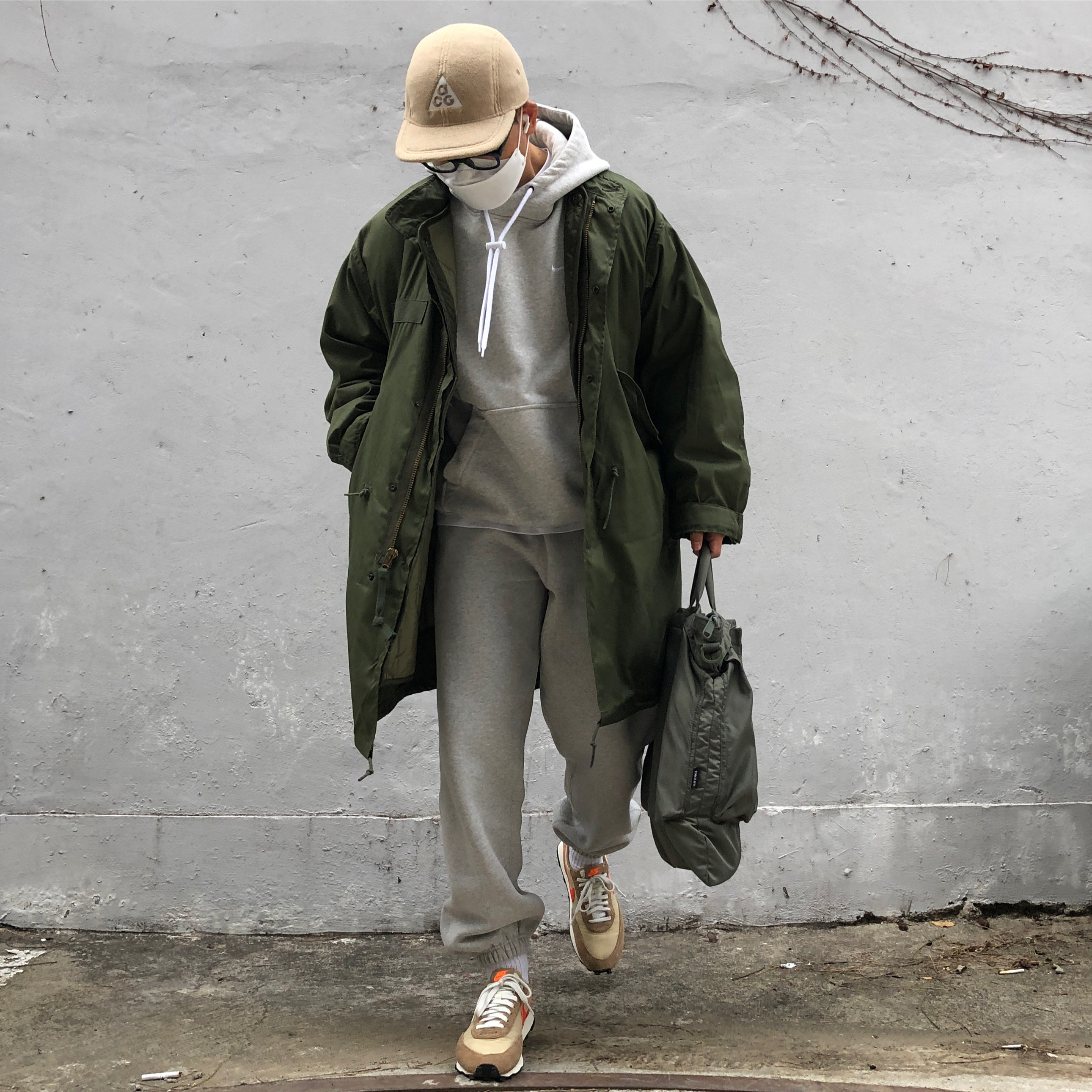 Nike M NRG Hoodie Grey Heather, Nike Daybreak SP Vegas Gold College Orange 착용 스타일