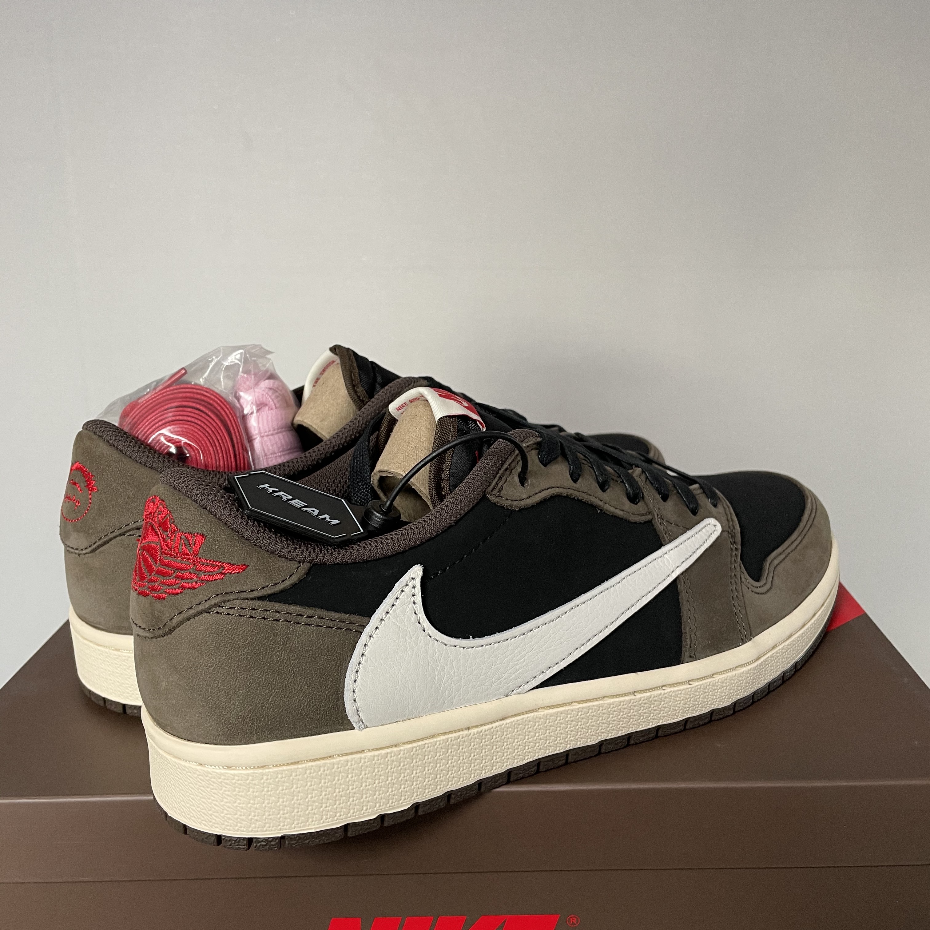 Jordan 1 x Travis Scott Retro Low OG SP Mocha 착용 스타일 - 2