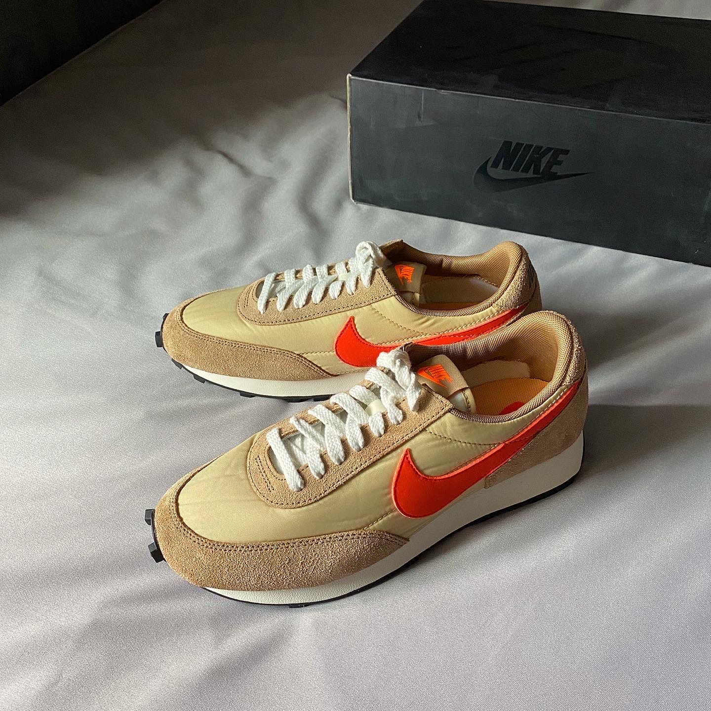 Nike Daybreak SP Vegas Gold College Orange 착용 스타일