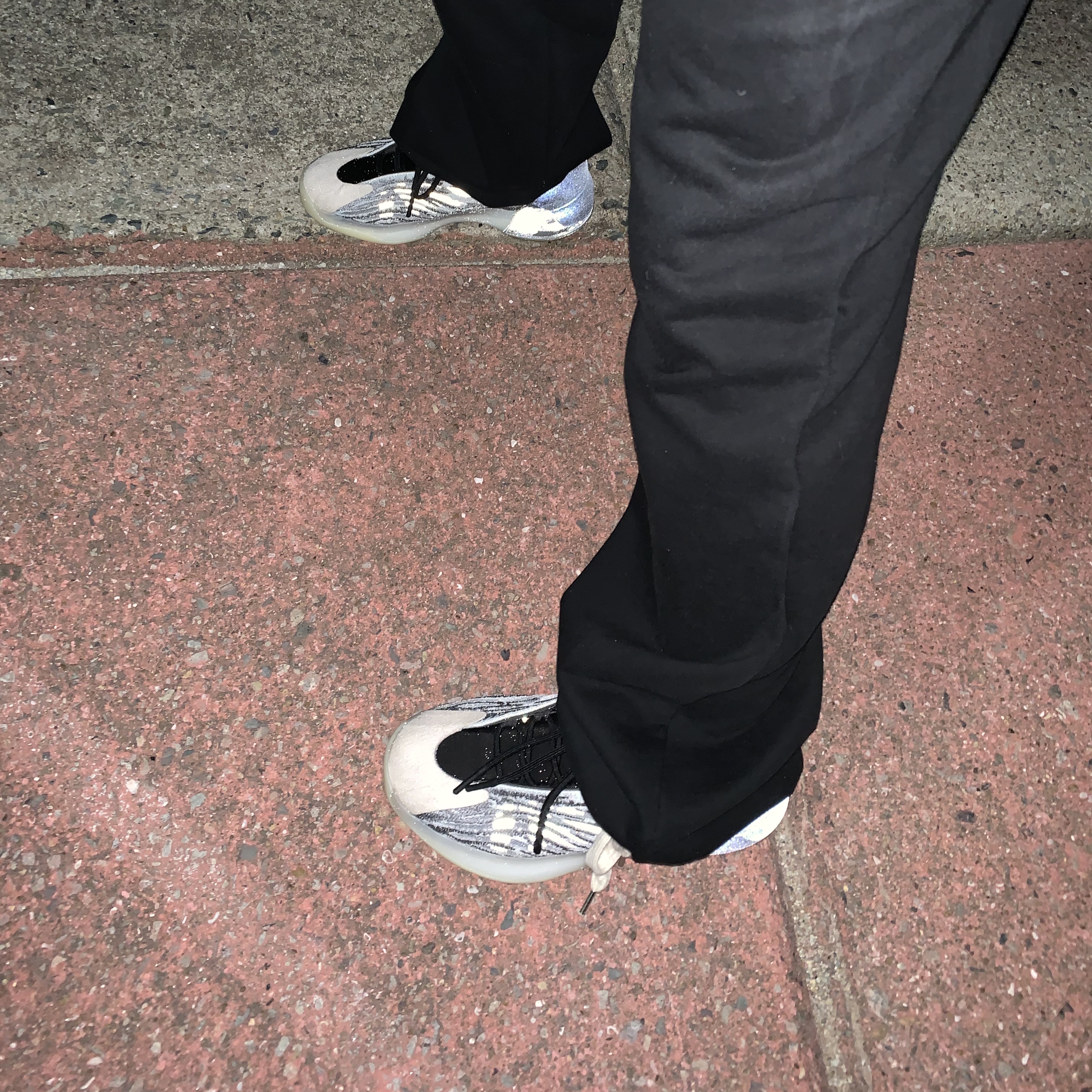 Adidas Yeezy QNTM Lifestyle, Vans Vault OG Old Skool LX Black 착용 스타일 - 1
