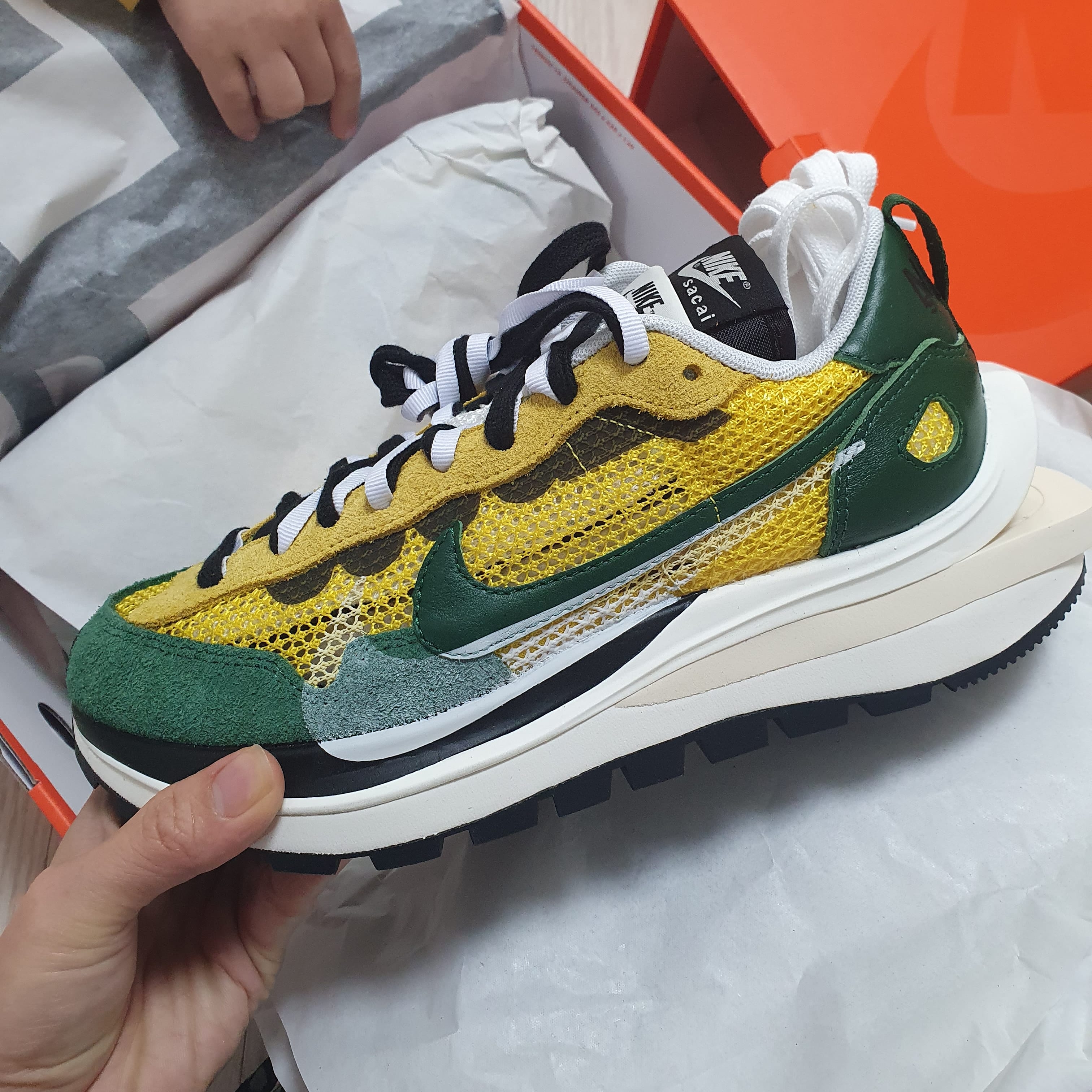 Nike x Sacai VaporWaffle Tour Yellow & Gorge Green Sail 착용 스타일 - 1