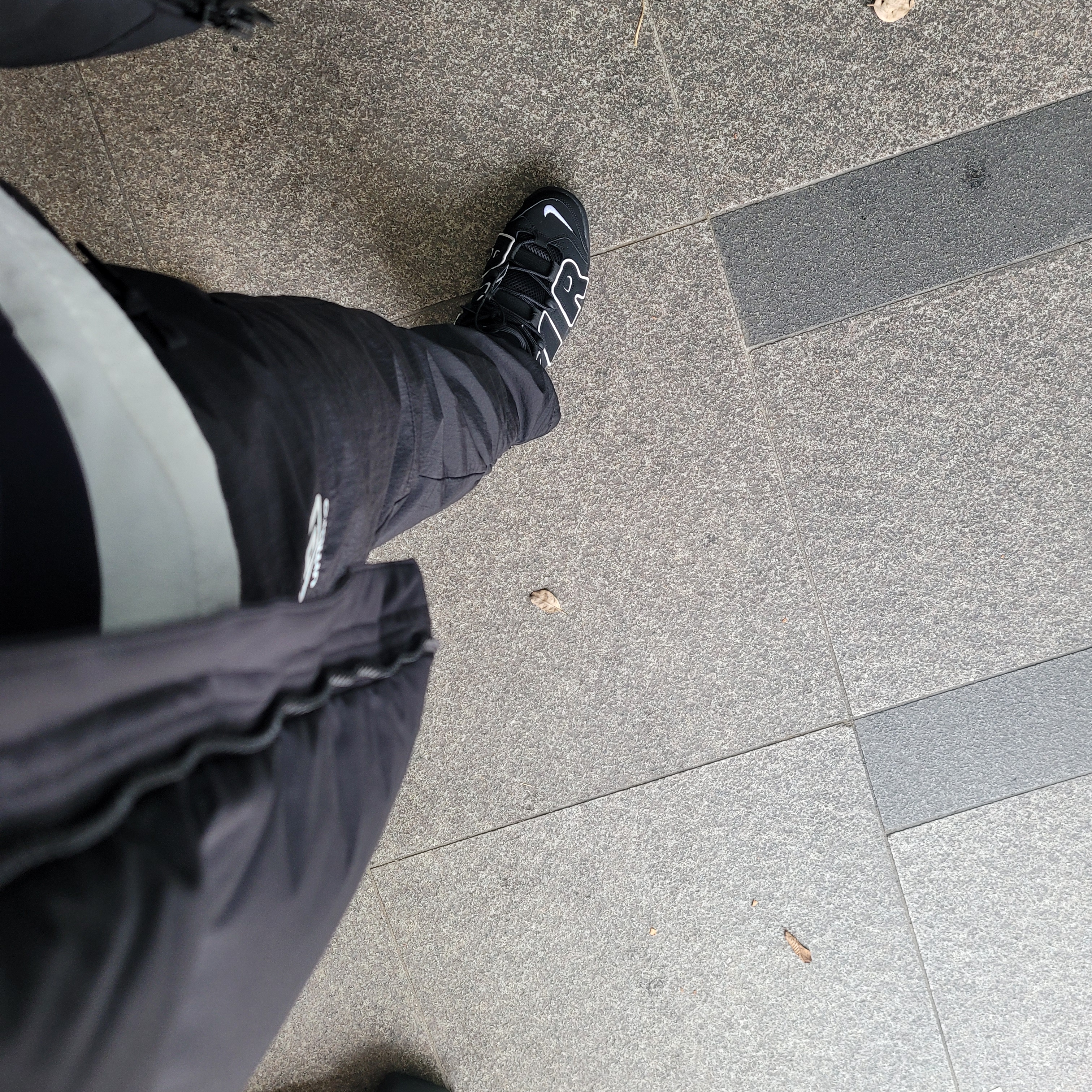 Nike Air More Uptempo Black White 2020 착용 스타일 - 2