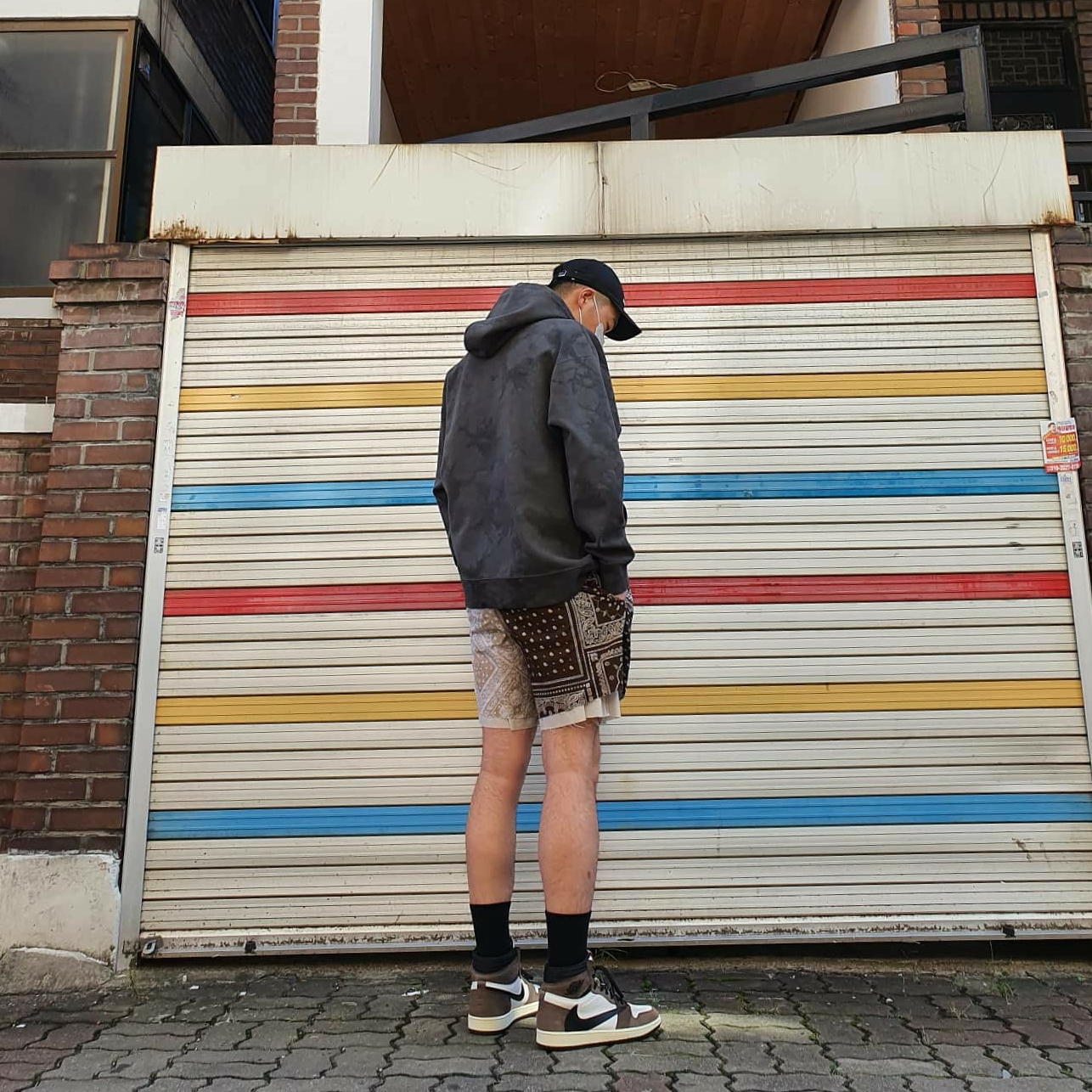 Jordan 1 x Travis Scott Retro High OG SP Mocha, Jordan x Travis Scott Washed Suede Hoodie Grey 착용 스타일 - 3