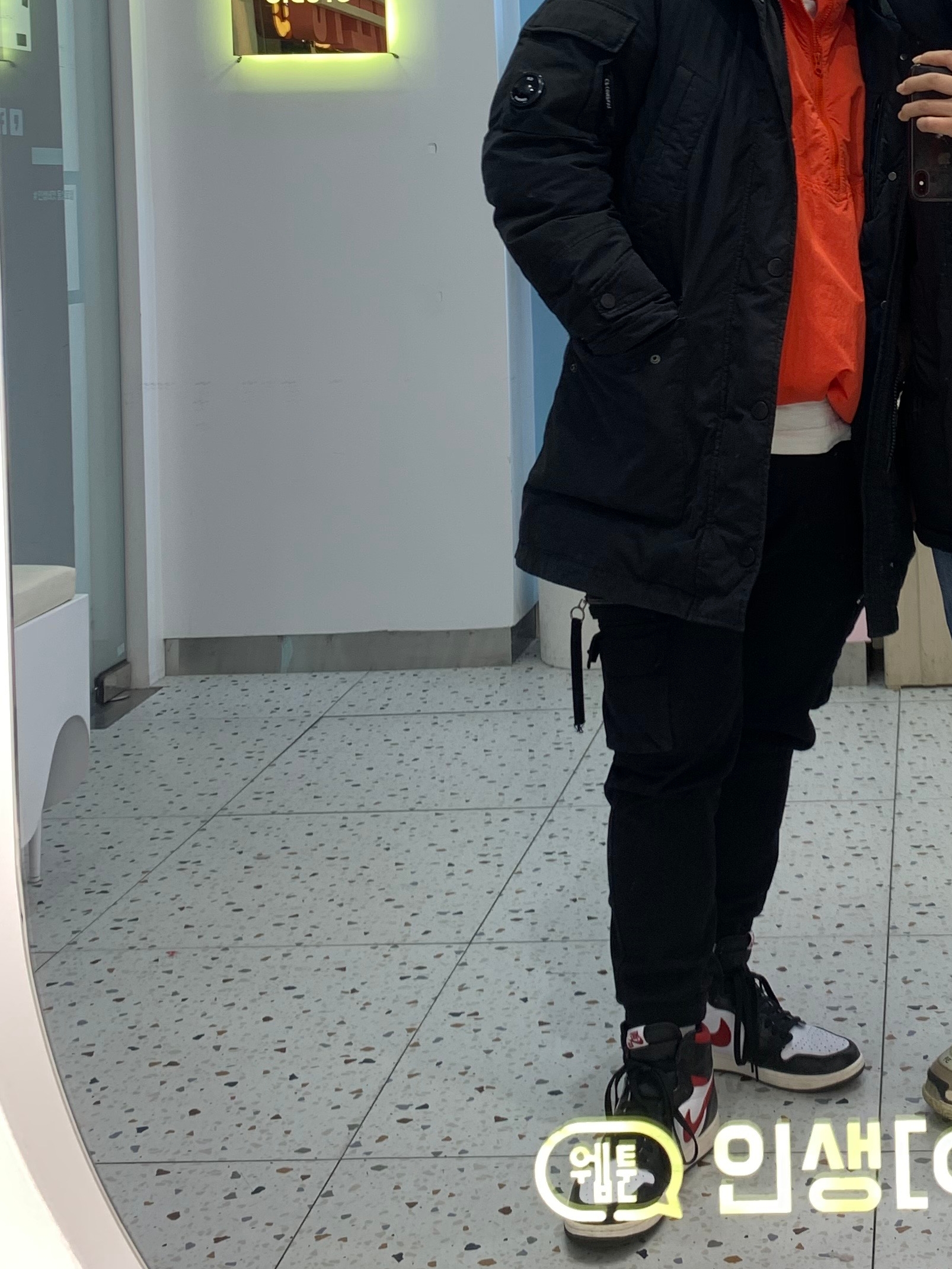 Jordan 1 Retro High OG Gym Red, Nike x Stussy Windrunner Jacket Habanero Red 착용 스타일