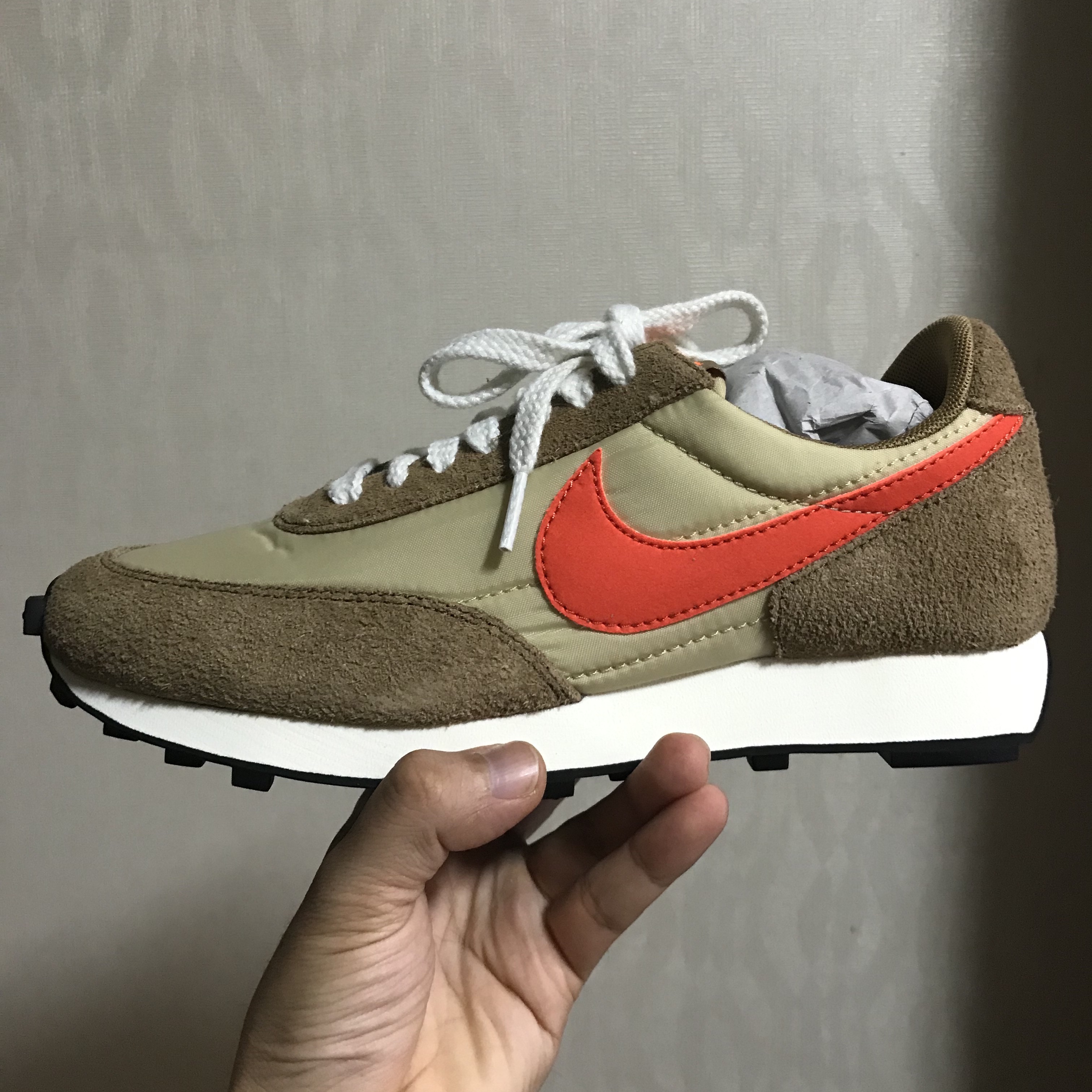 Nike Daybreak SP Vegas Gold College Orange 착용 스타일
