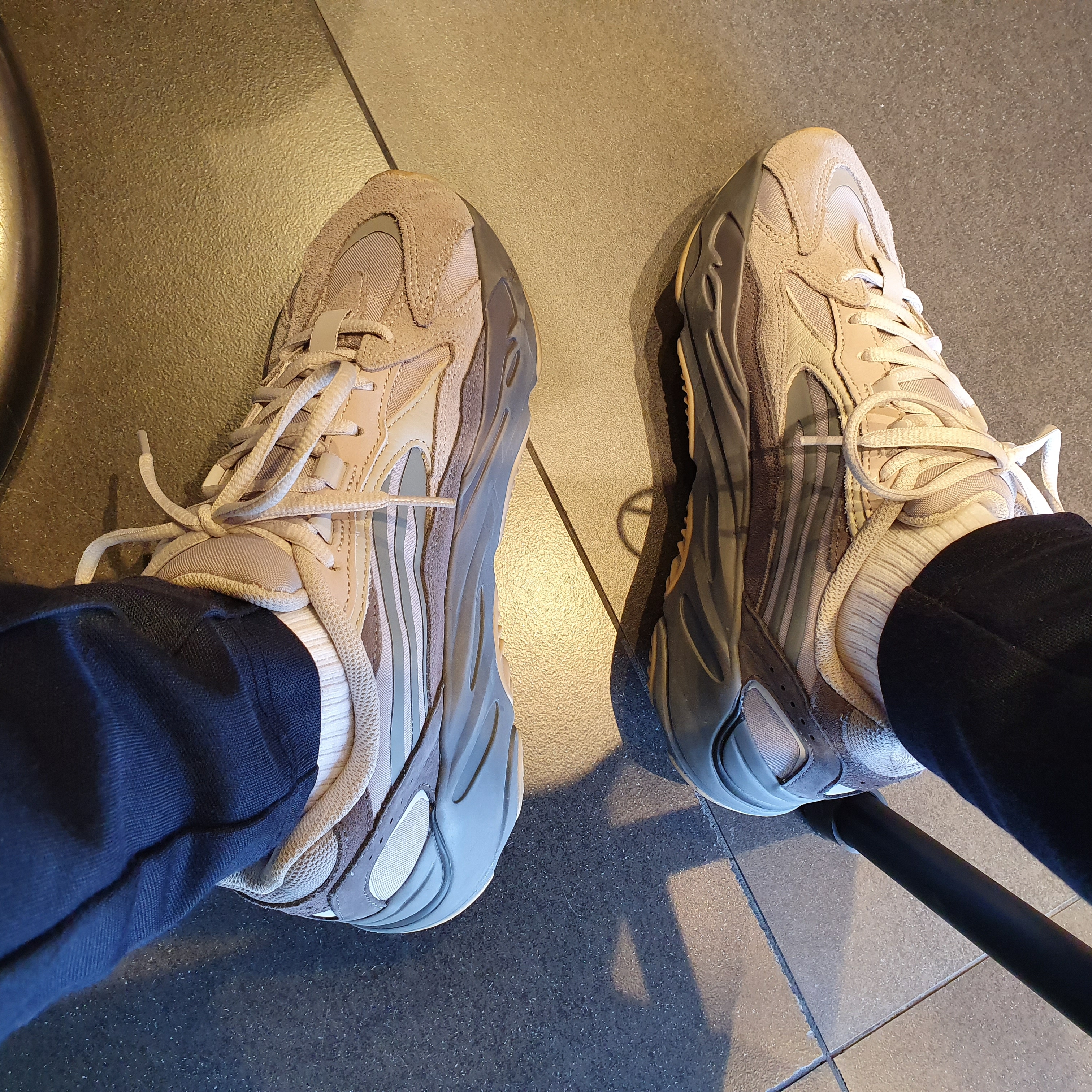 Adidas Yeezy Boost 700 V2 Tephra 착용 스타일