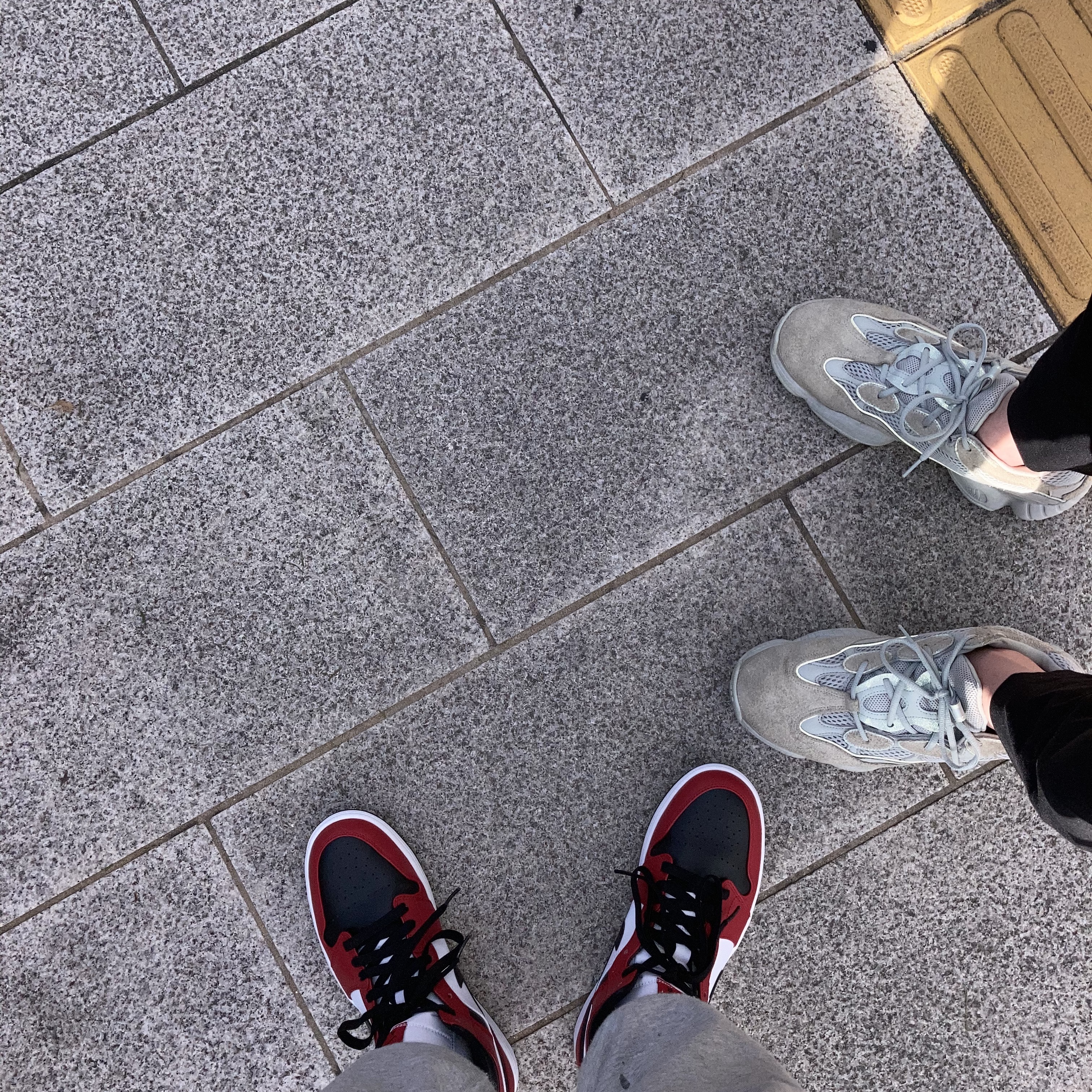 Jordan 1 Mid Chicago Black Toe, Adidas Yeezy 500 Salt 착용 스타일 - 2