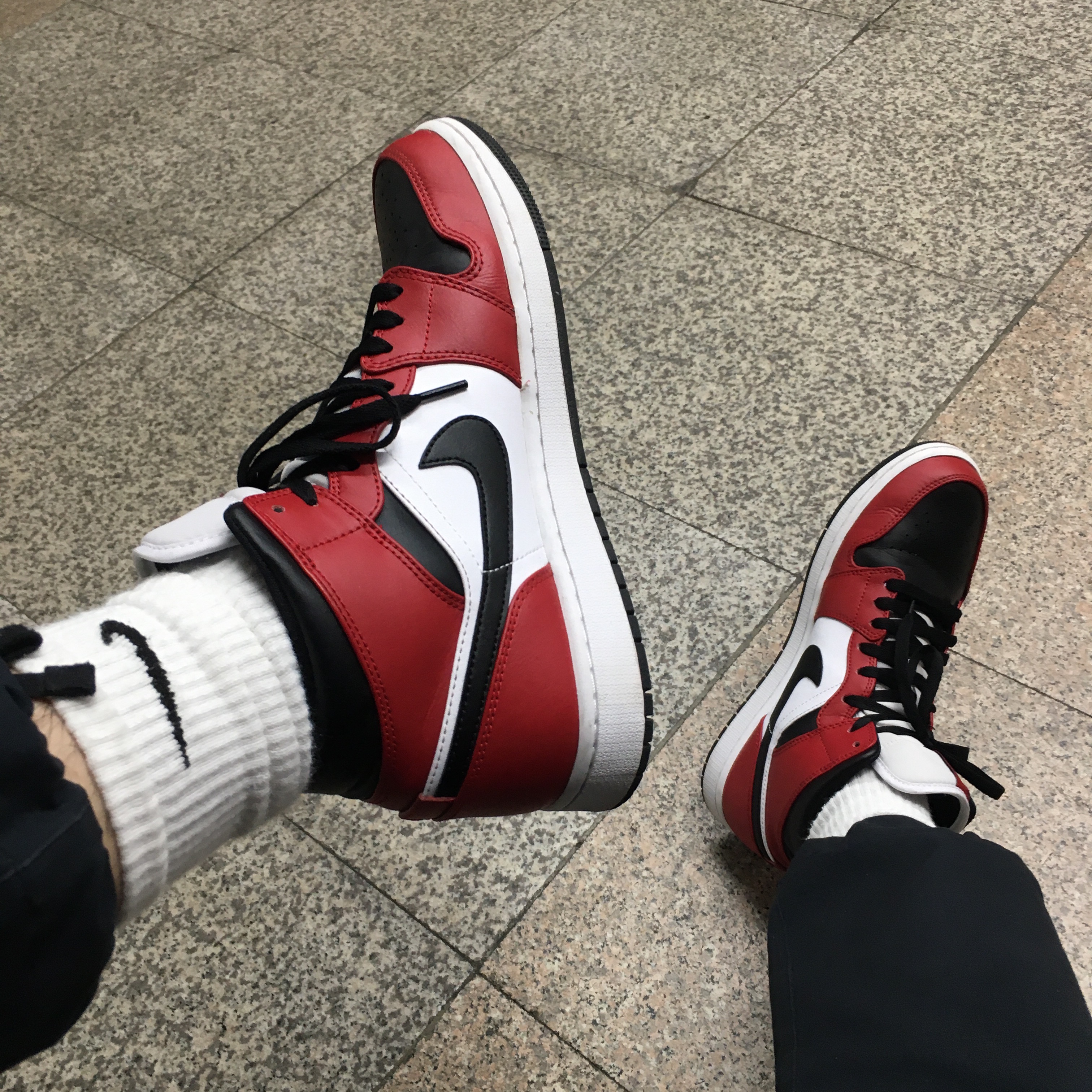 Jordan 1 Mid Chicago Black Toe 착용 스타일