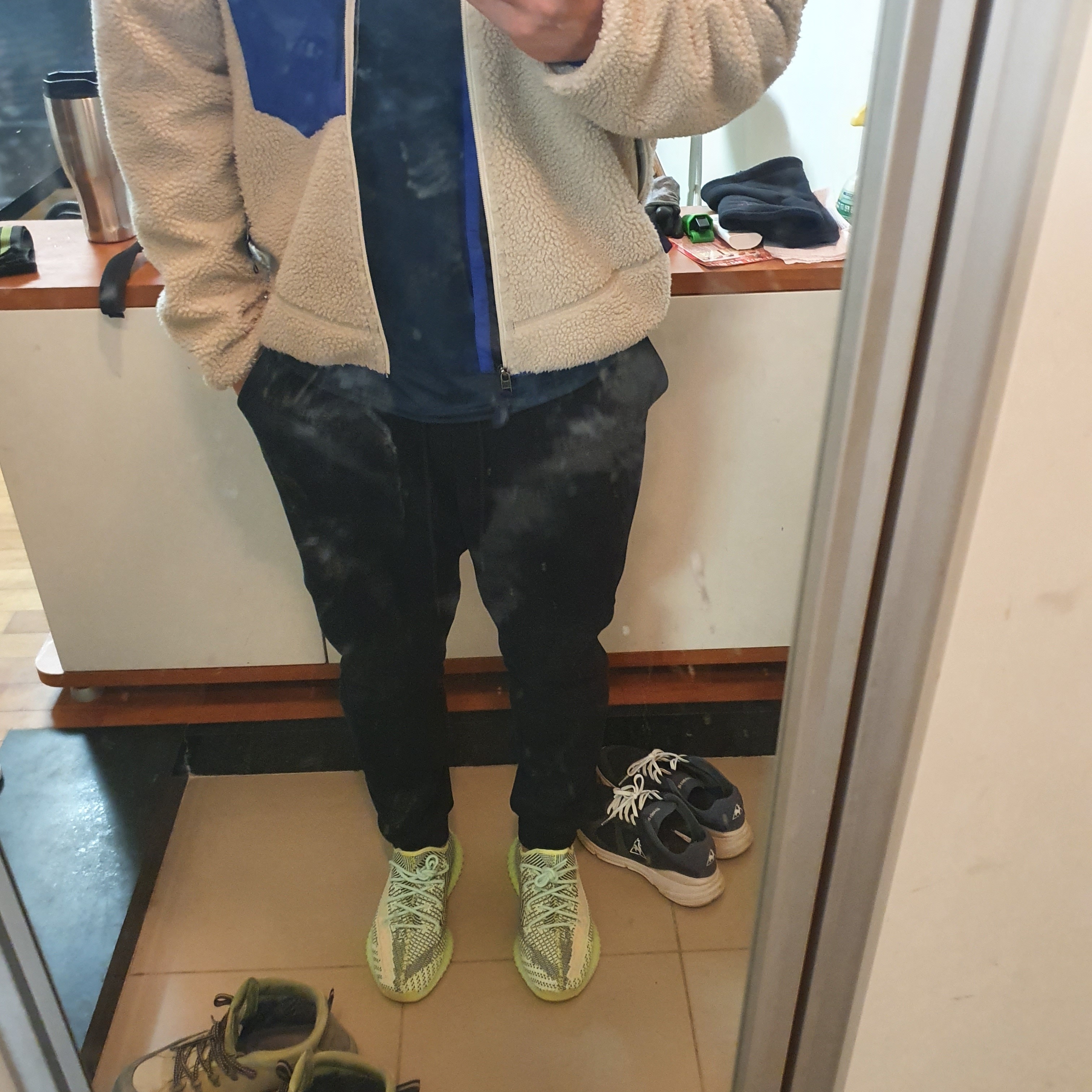 Adidas Yeezy Boost 350 V2 Yeezreel - Non-Reflective 착용 스타일