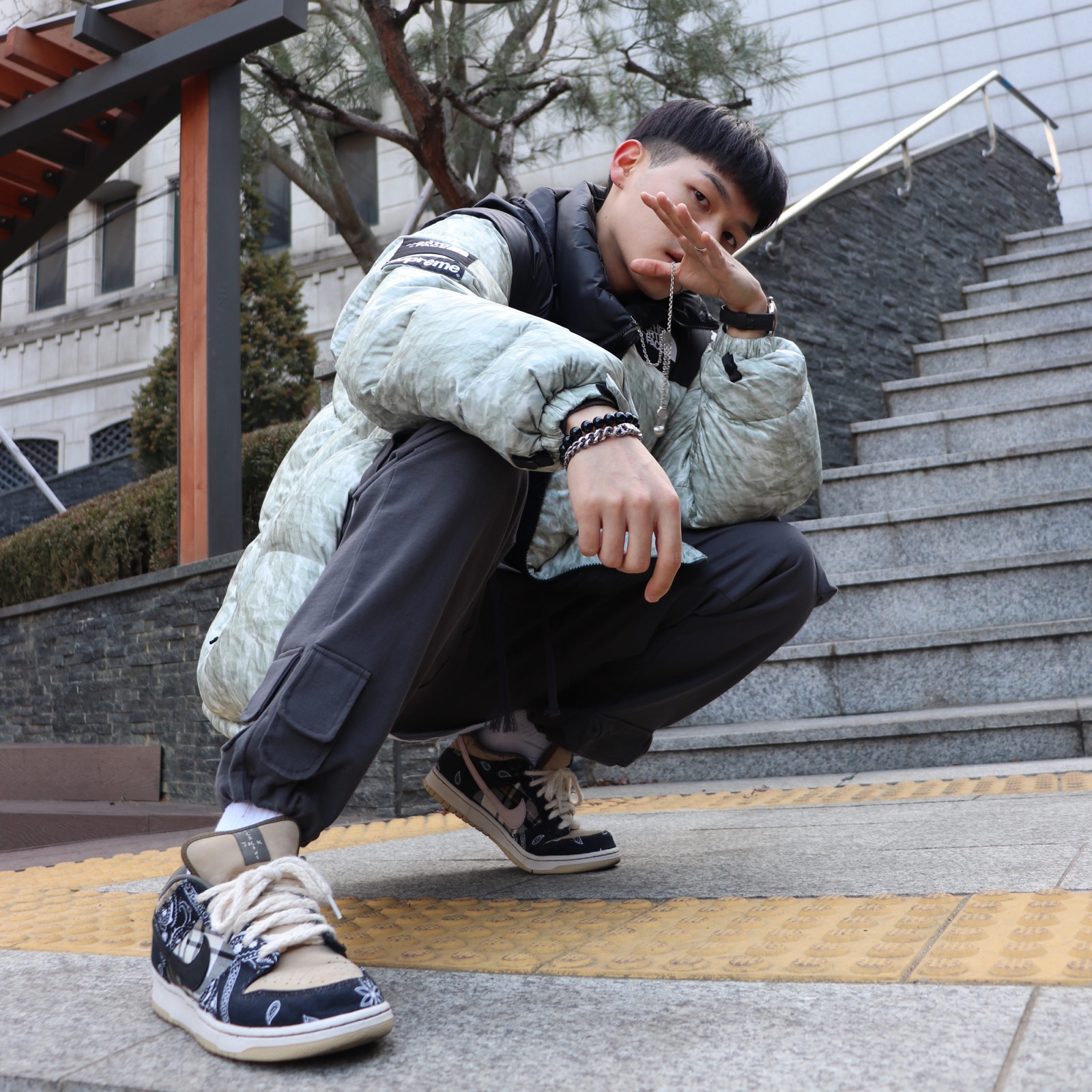 Supreme x The North Face Paper Print Nuptse Jacket - 19FW, Nike x Travis Scott SB Dunk Low 착용 스타일