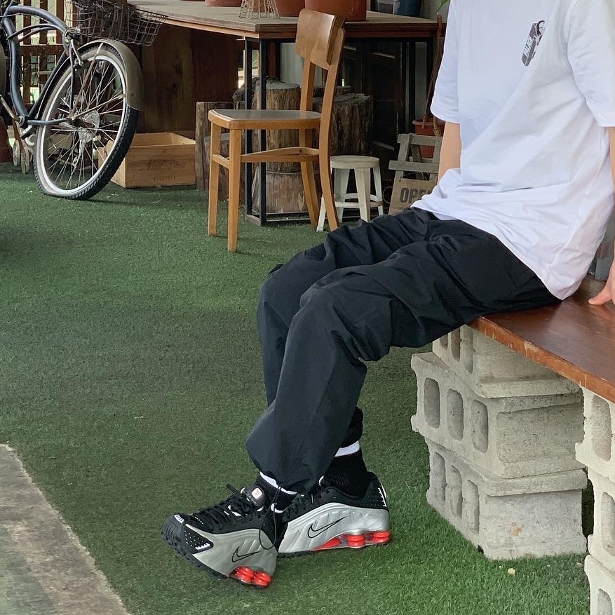 Nike Shox R4 Black and Metallic Silver 착용 스타일