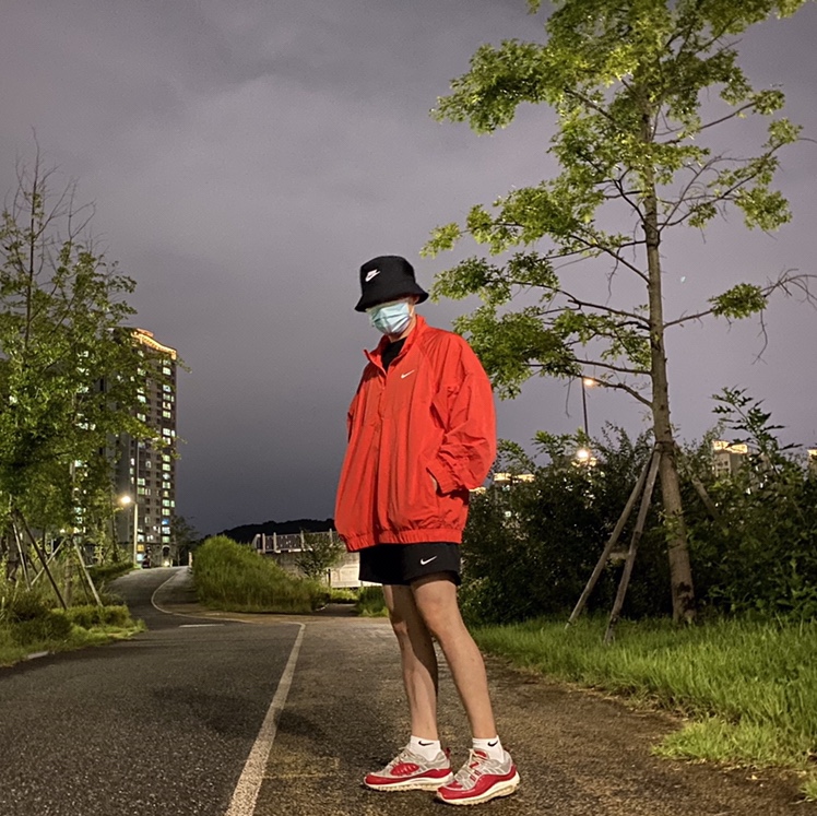 Nike x Supreme Air Max 98 Varsity Red, Nike x Stussy Windrunner Jacket Habanero Red 착용 스타일 - 1