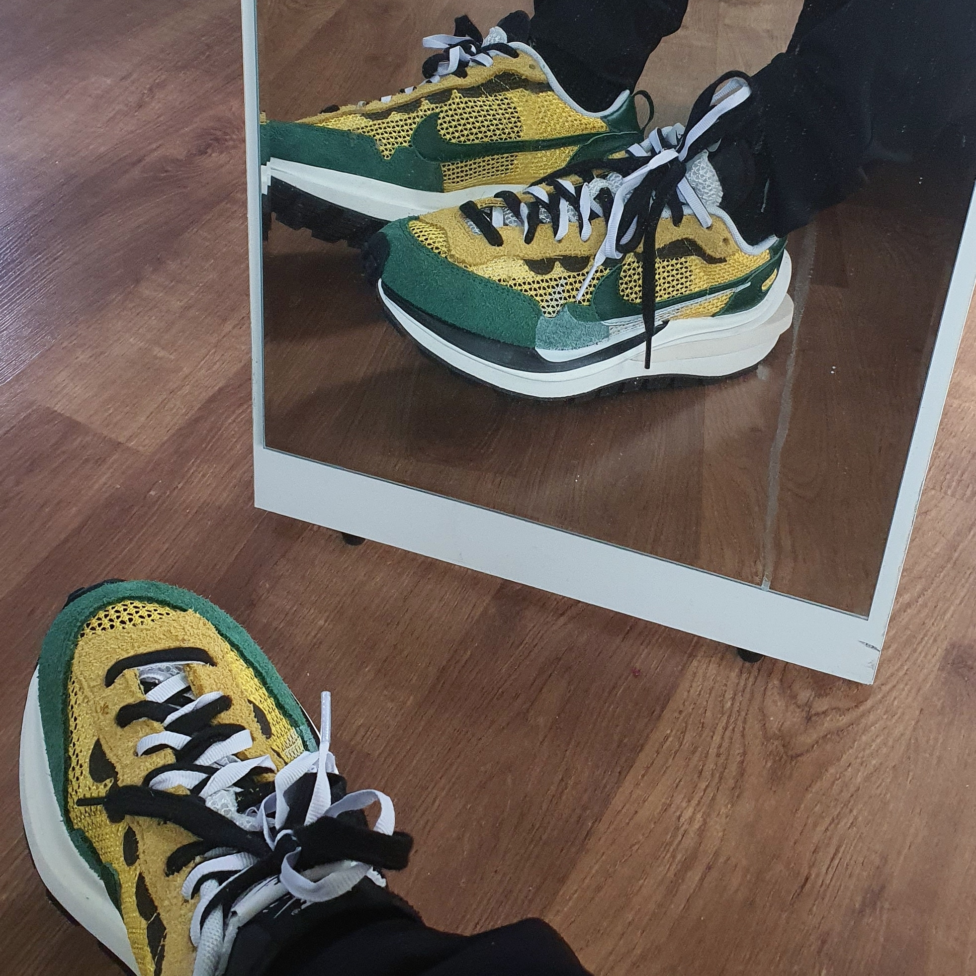 Nike x Sacai VaporWaffle Tour Yellow & Gorge Green Sail 착용 스타일