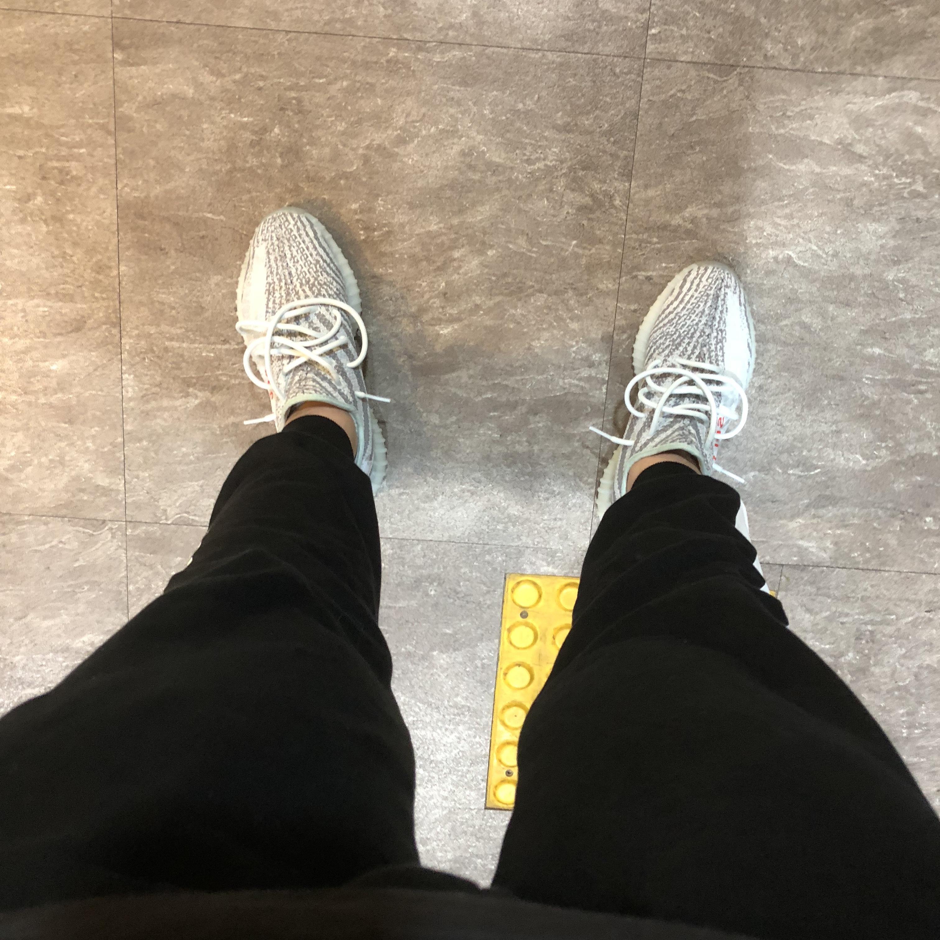 Adidas Yeezy Boost 350 V2 Core Black Green, Adidas Yeezy Boost 350 V2 Blue Tint 2017 착용 스타일 - 4