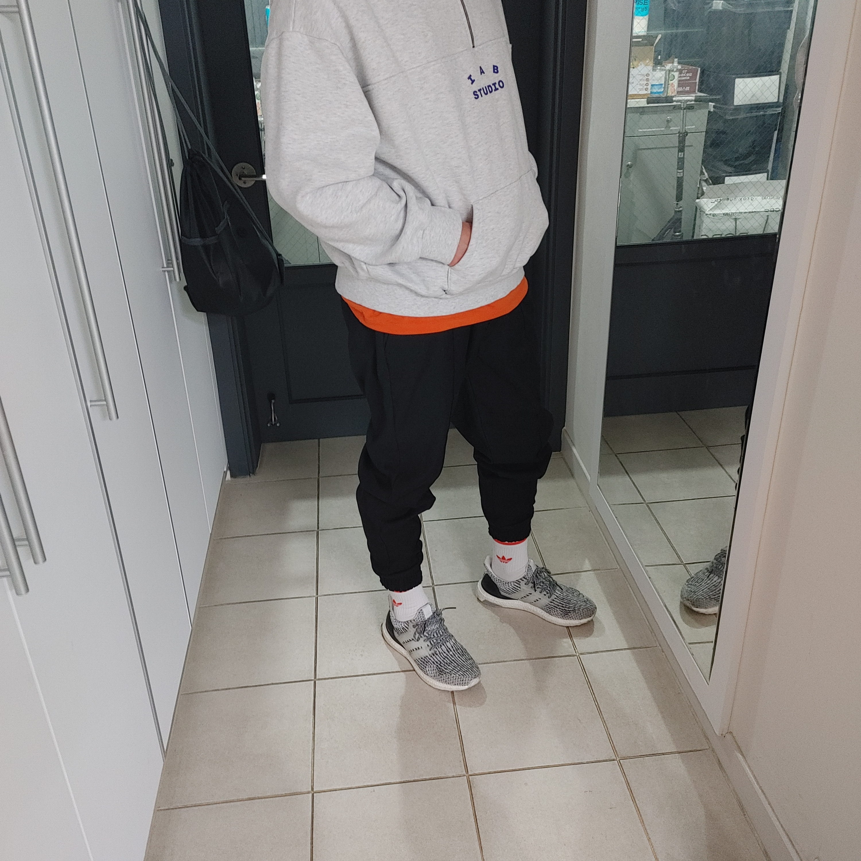 IAB Studio Half Zip Pullover Light Gray 착용 스타일