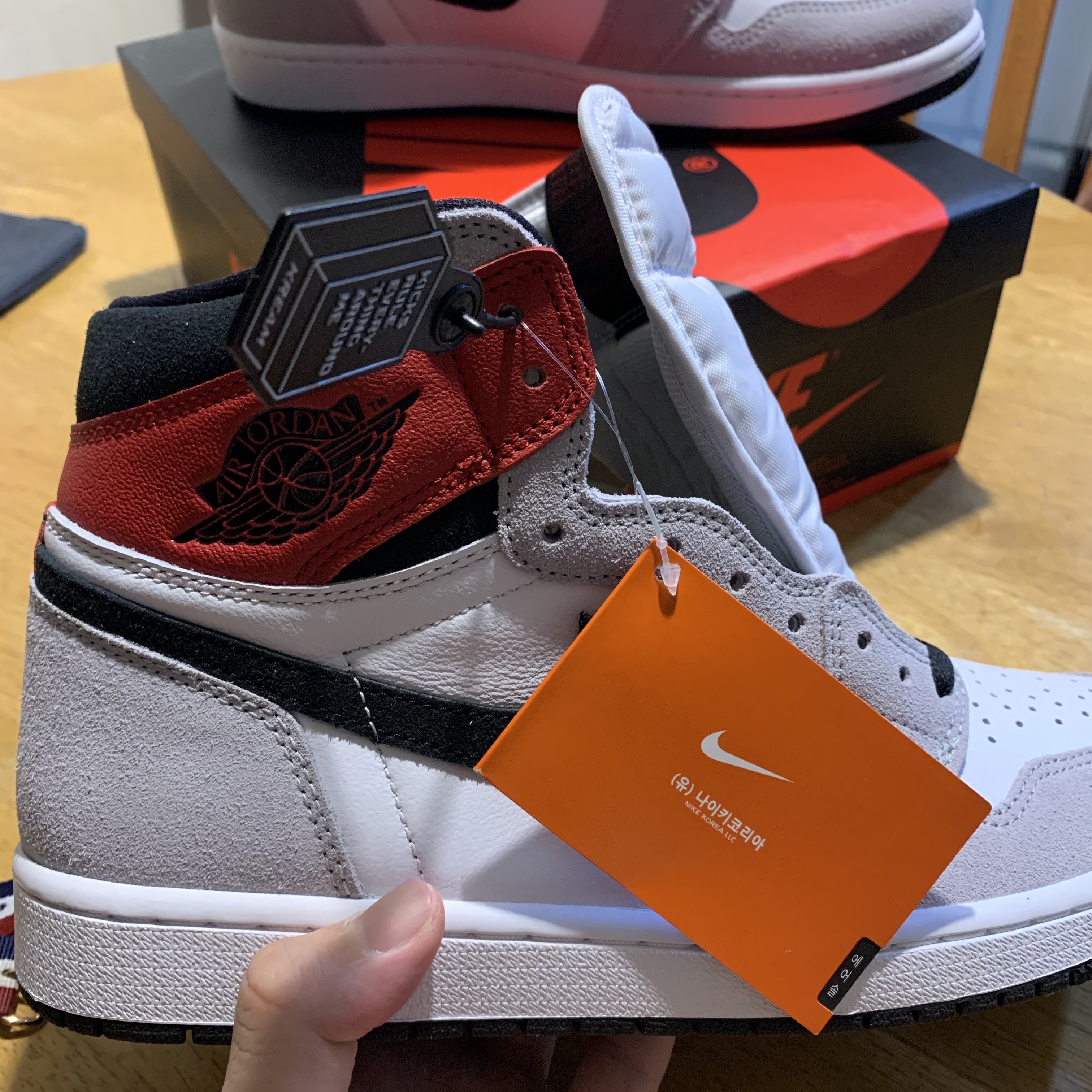 Jordan 1 Retro High OG Light Smoke Grey 착용 스타일 - 2