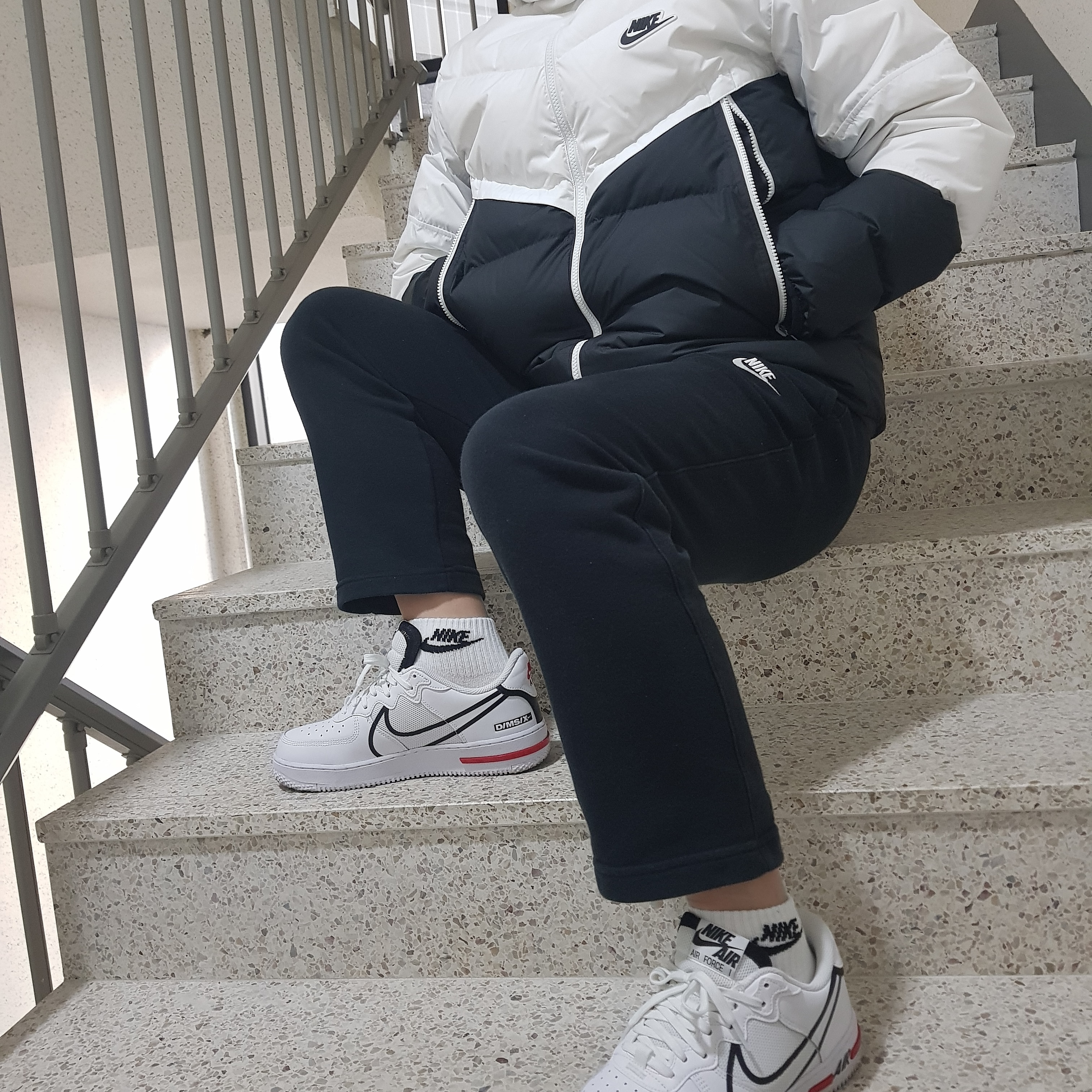 Nike Air Force 1 React White Black Red 착용 스타일