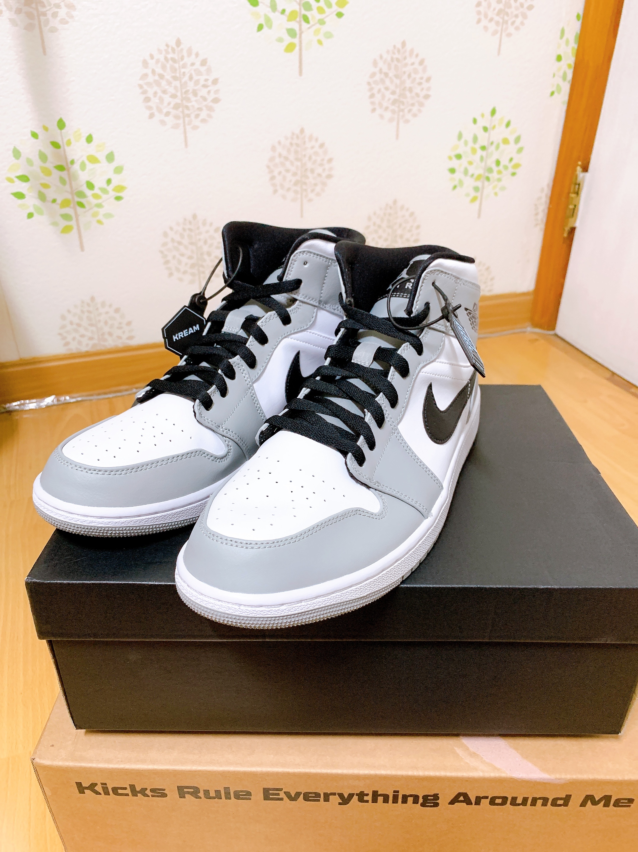 Jordan 1 Mid Light Smoke Grey 착용 스타일 - 3