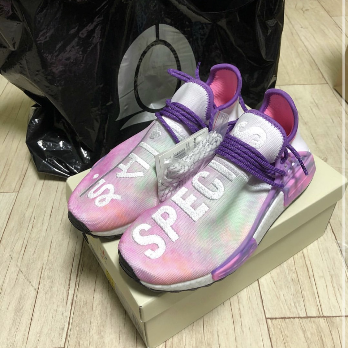 Adidas x Pharrell Williams Hu NMD Holi Festival Pink Glow, Nike x Atmos Air Max 95 Animal Pack 2.0 (2018 All Black Box) 착용 스타일 - 2
