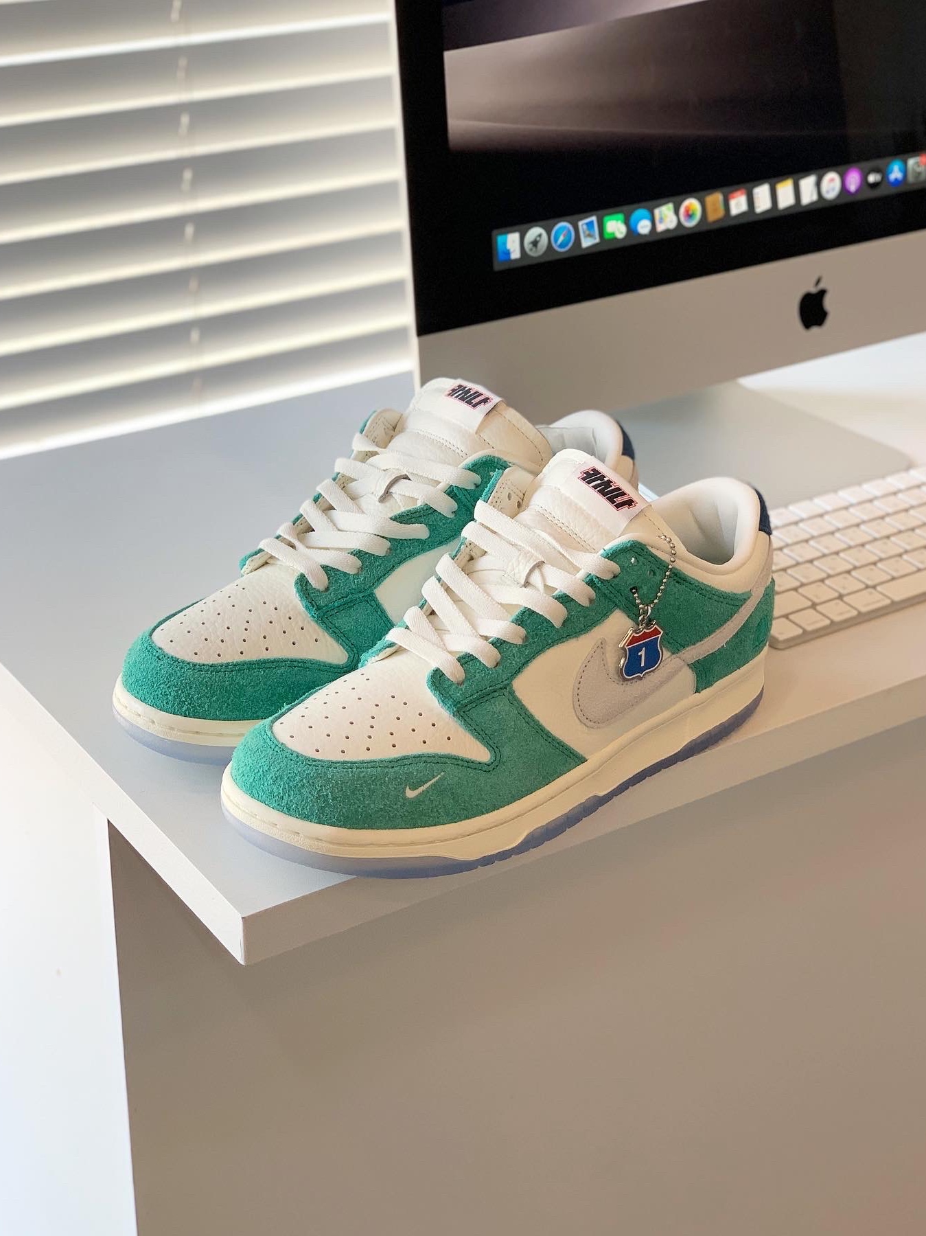 Nike x Kasina Dunk Low Road Sign - Kasina Exclusive 착용 스타일 - 1