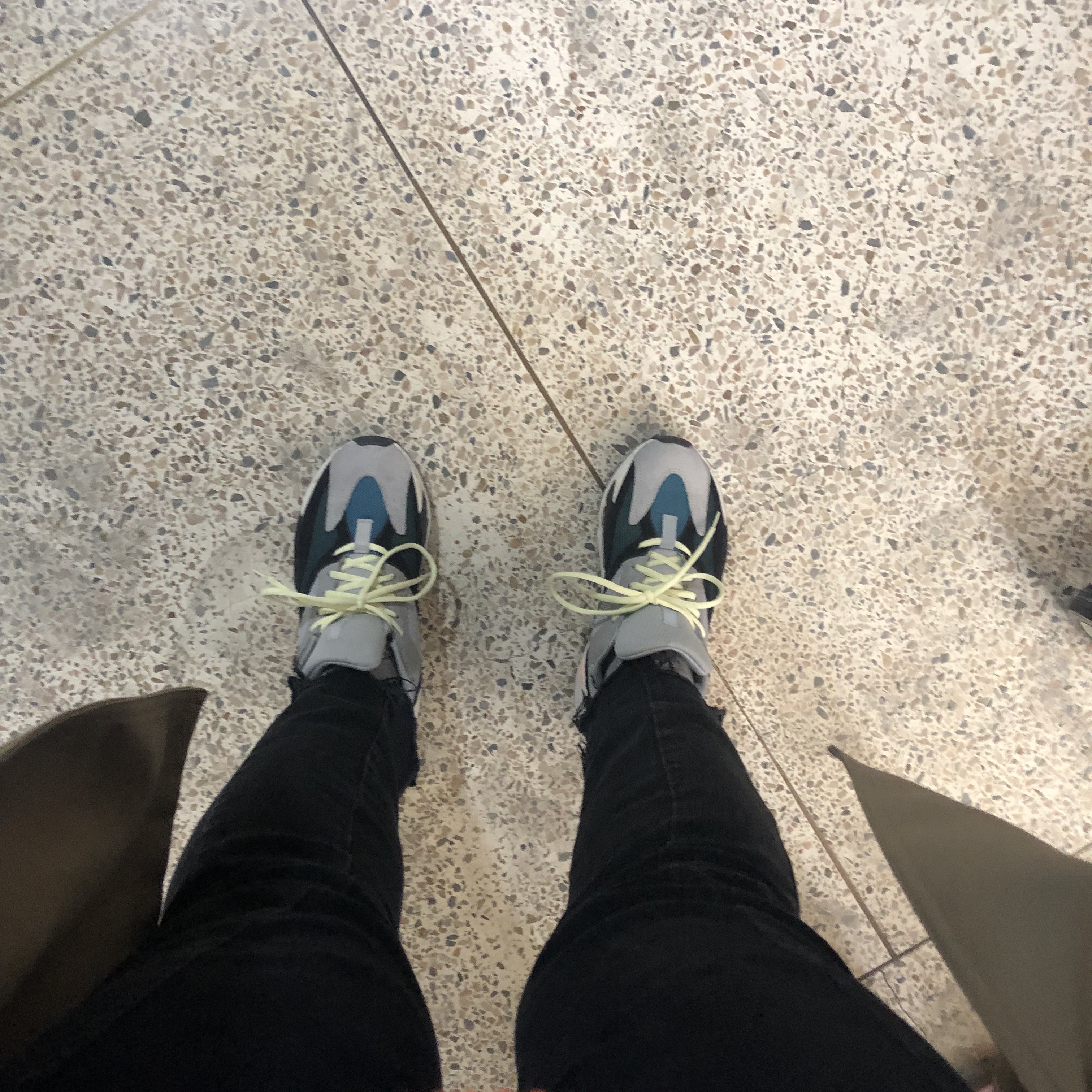 Adidas Yeezy Boost 700 Wave Runner Solid Grey 2017/2019 착용 스타일 - 4