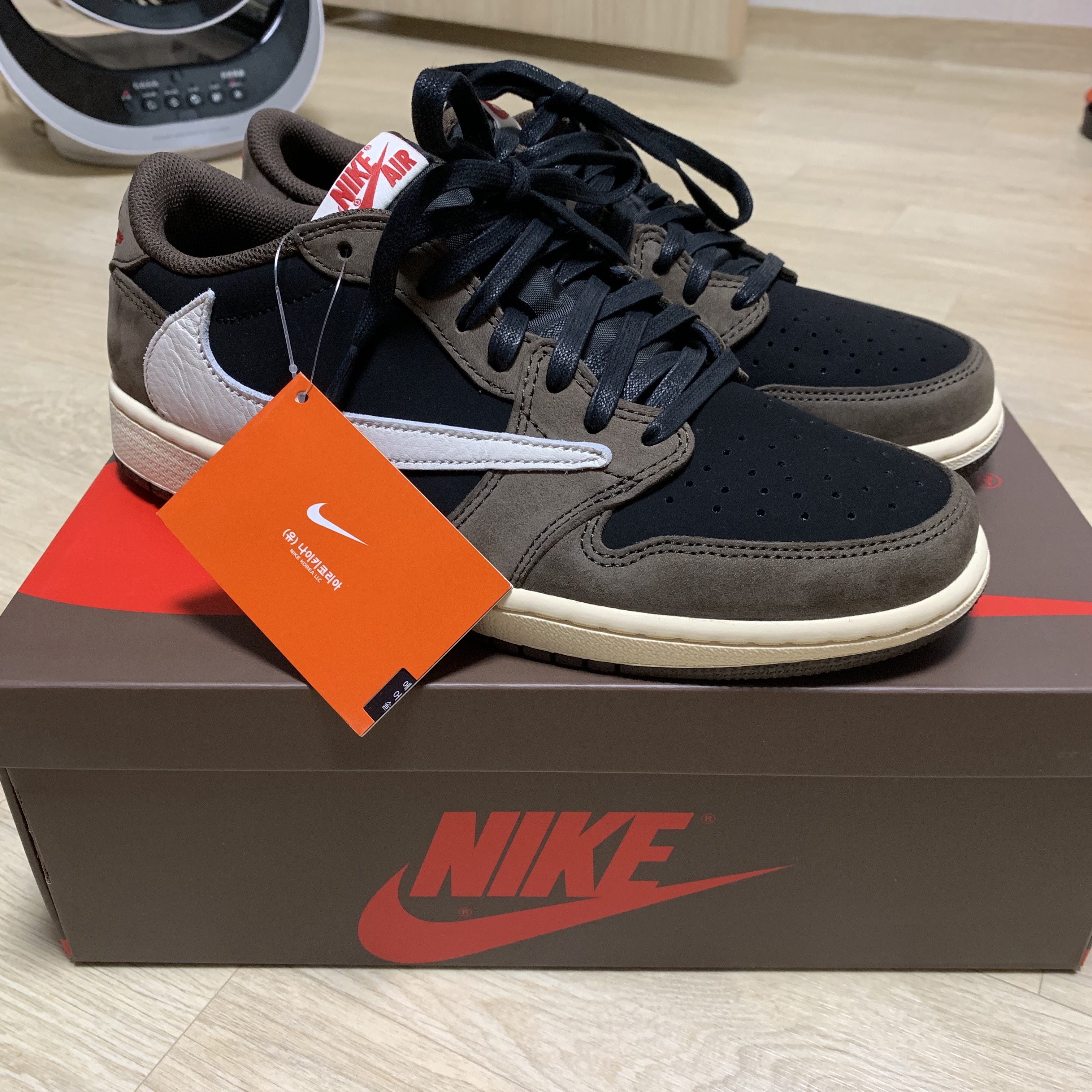 Jordan 1 x Travis Scott Retro Low OG SP Mocha 착용 스타일