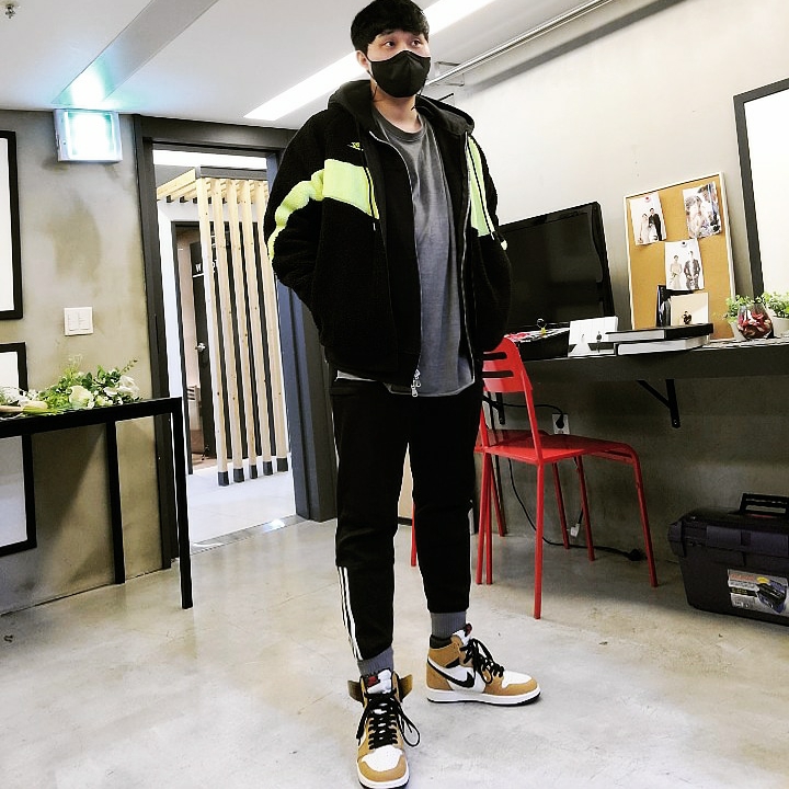 Jordan 1 Retro High Rookie of the Year, Nike Big Swoosh Full Zip Jacket Black Volt 착용 스타일