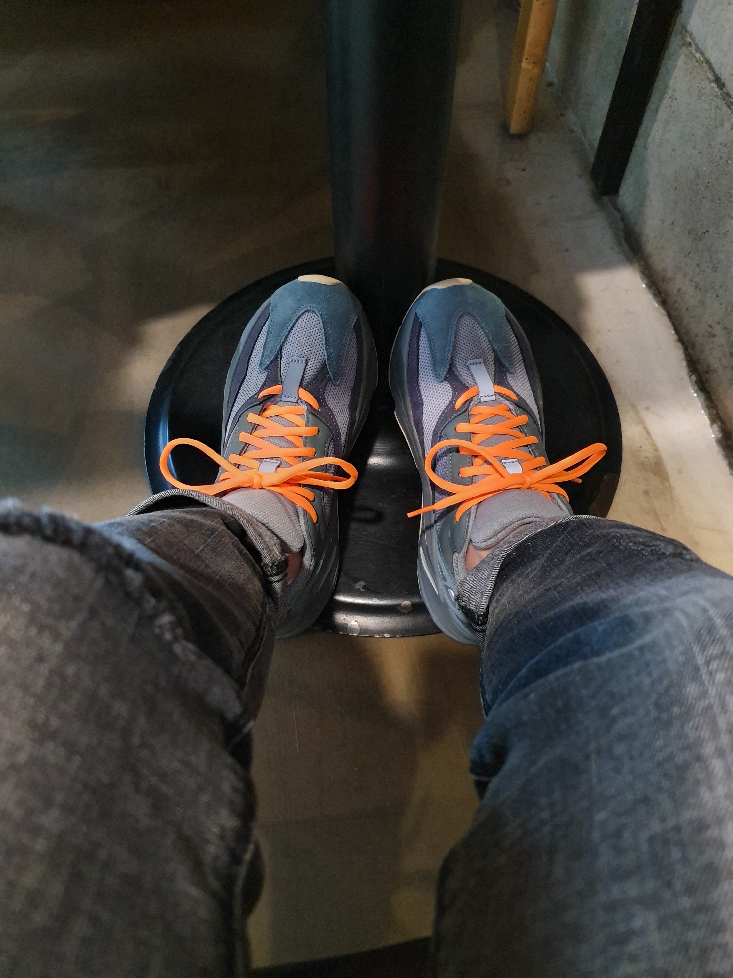 Adidas Yeezy Boost 700 Teal Blue 착용 스타일