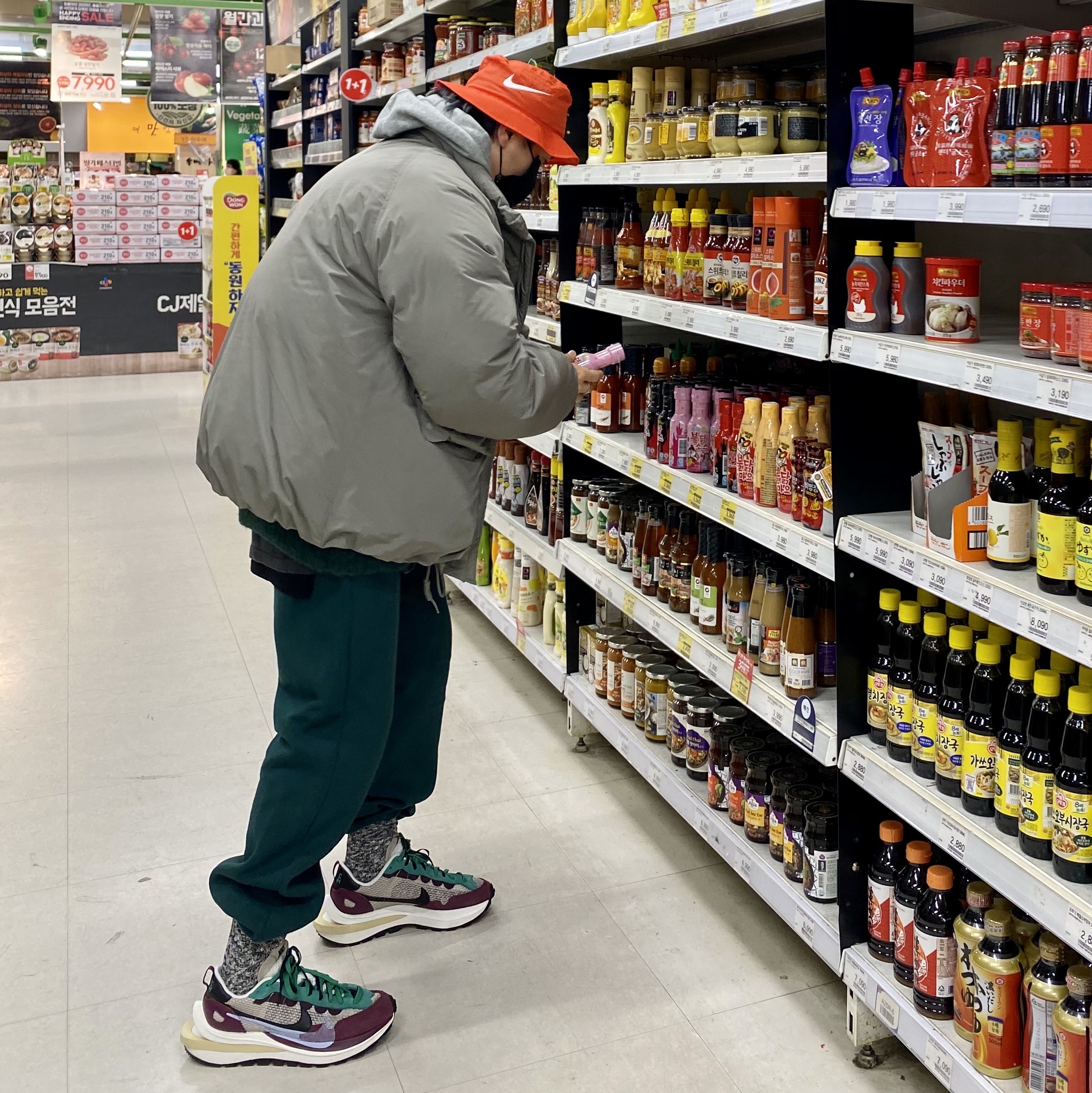 Nike x Sacai VaporWaffle String & Black Villain Red, Nike x Stussy Bucket Hat Habanero Red 착용 스타일