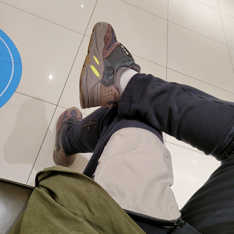 Adidas Yeezy Boost 700 Mauve, Nike x Travis Scott NRG AG Utility Sweatpants Black 착용 스타일