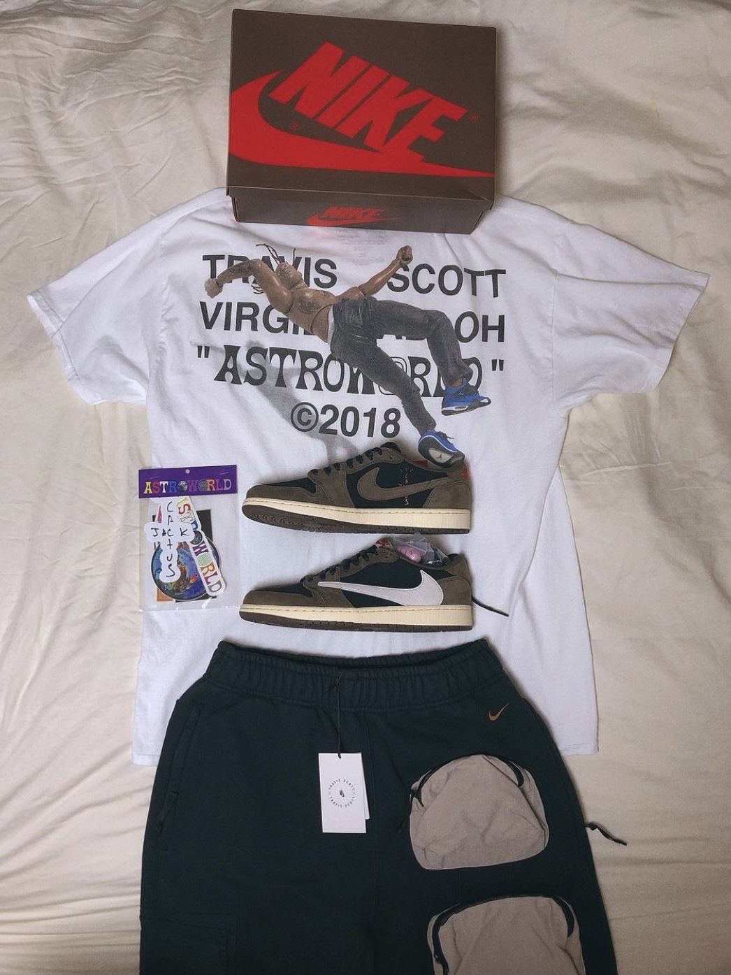 Jordan 1 x Travis Scott Retro Low OG SP Mocha, Nike x Travis Scott NRG AG Utility Sweatpants Black 착용 스타일
