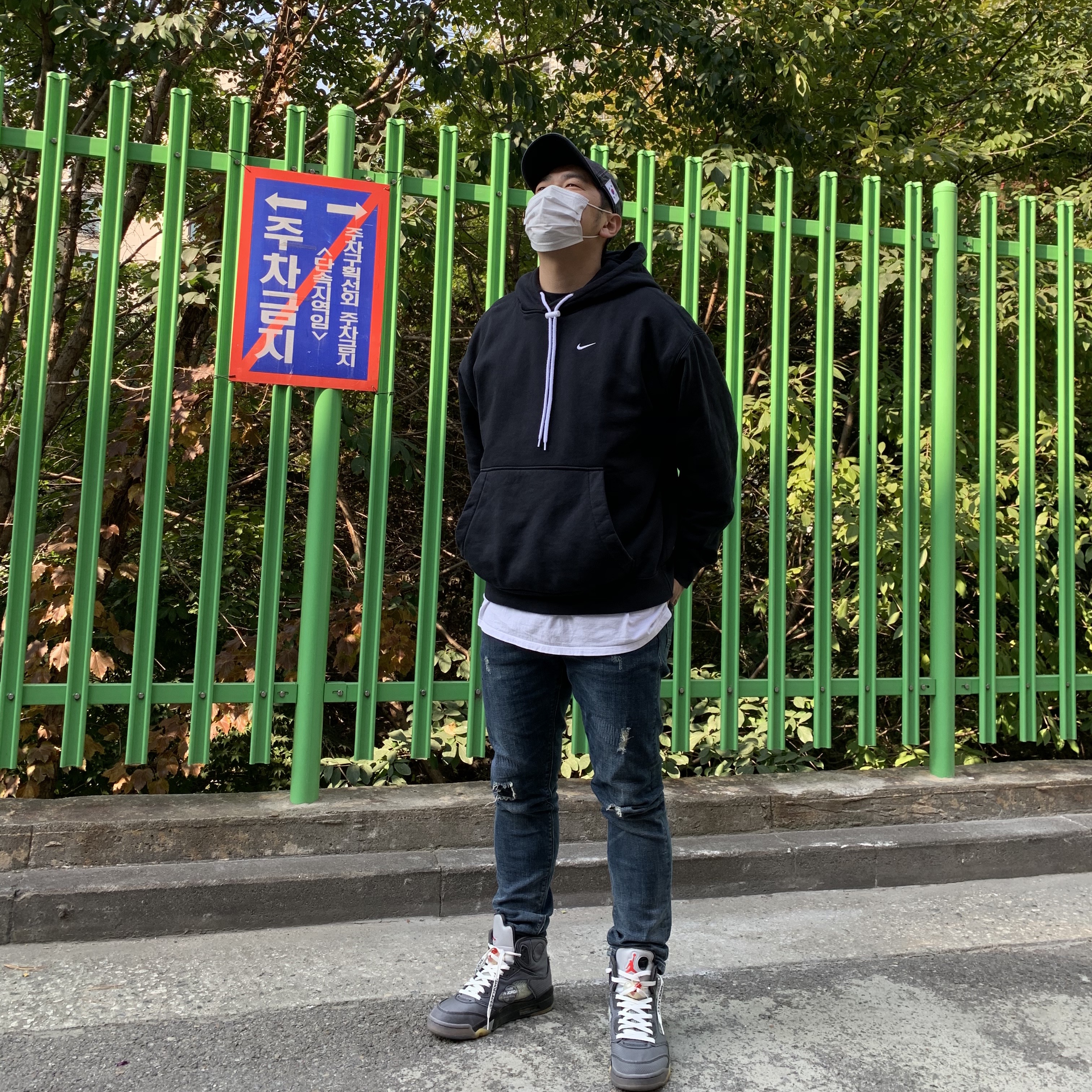 Jordan 5 x Off-White Retro SP Black Muslin, Nike M NRG Hoodie Black 착용 스타일