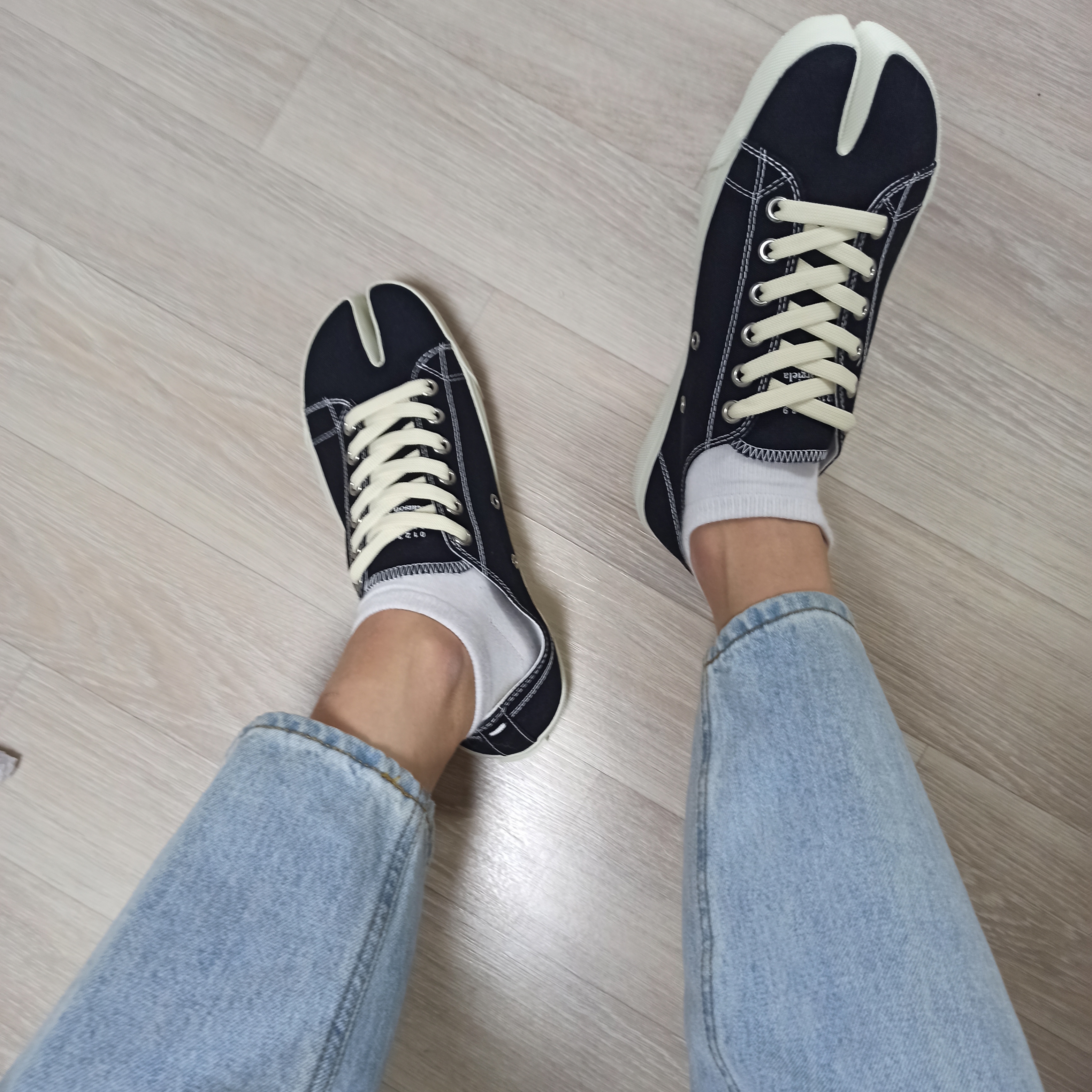 Maison Margiela Tabi Low Black 착용 스타일