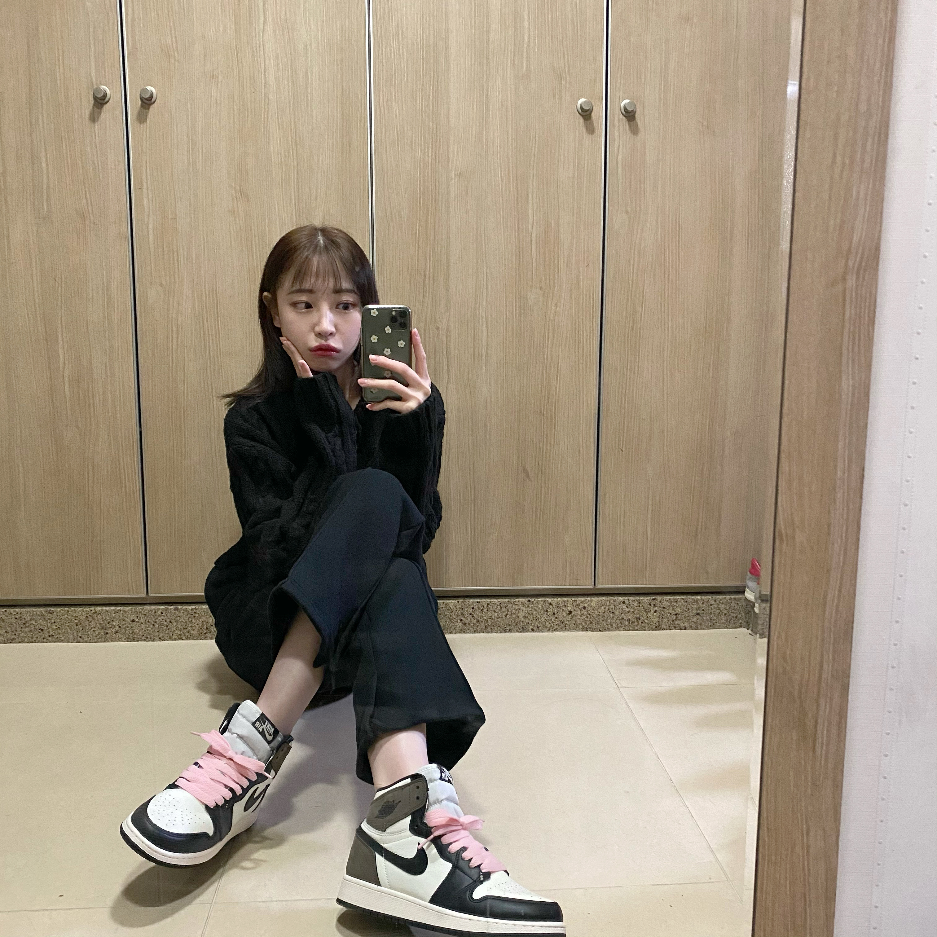 (GS) Jordan 1 Retro High OG Black Mocha, Jordan 1 Retro High OG Black Mocha 착용 스타일 - 2