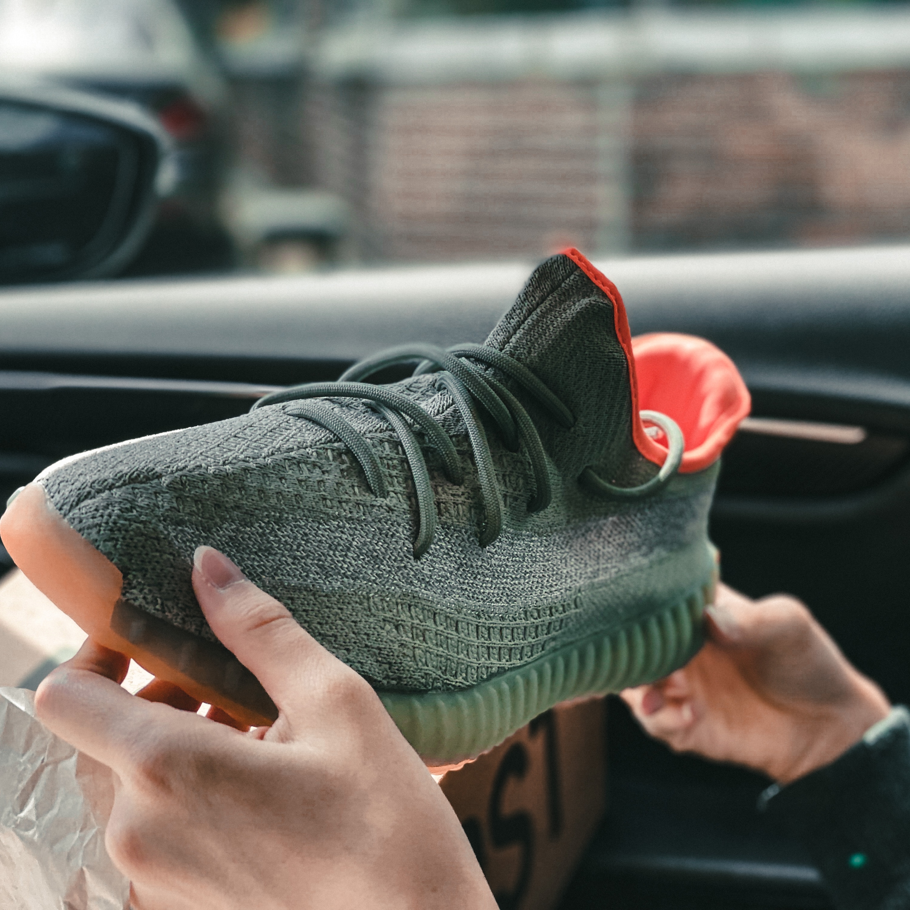 Adidas Yeezy Boost 350 V2 Desert Sage 착용 스타일