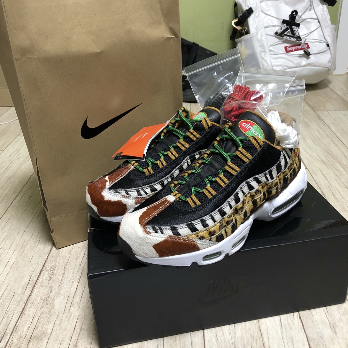 Adidas x Pharrell Williams Hu NMD Holi Festival Pink Glow, Nike x Atmos Air Max 95 Animal Pack 2.0 (2018 All Black Box) 착용 스타일 - 3