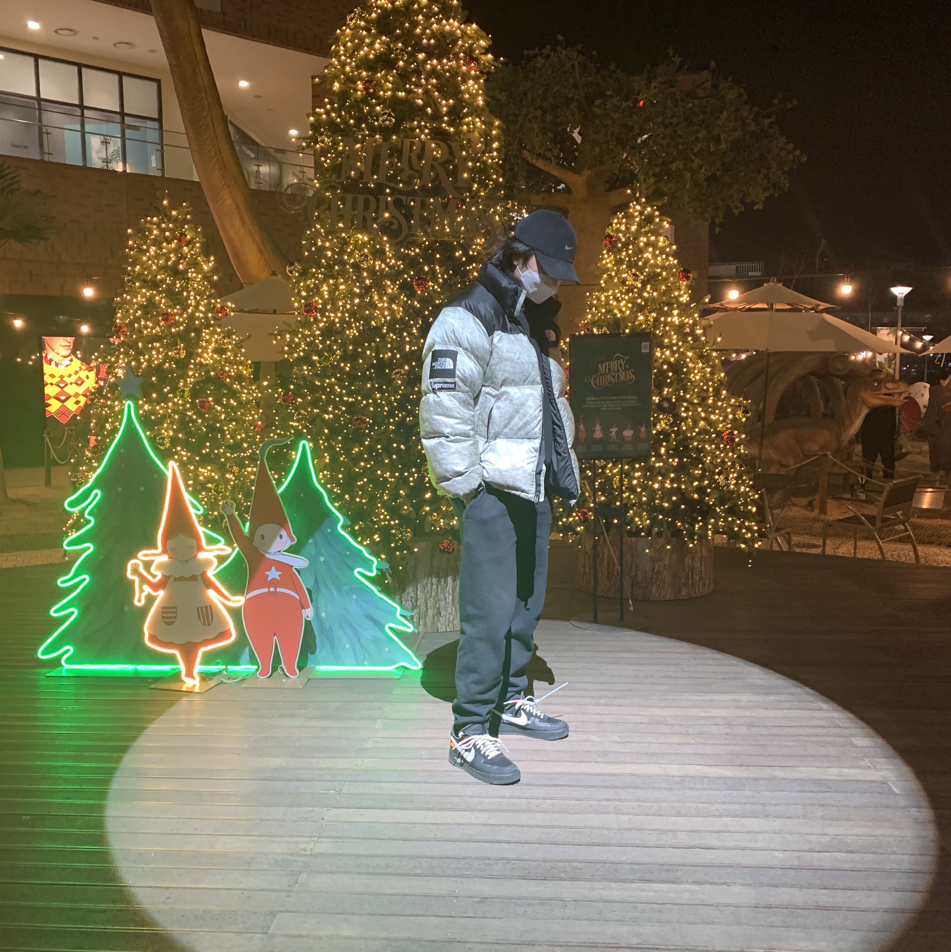 Supreme x The North Face Paper Print Nuptse Jacket - 19FW, Nike x Off-White Air Force 1 Low Black White 착용 스타일