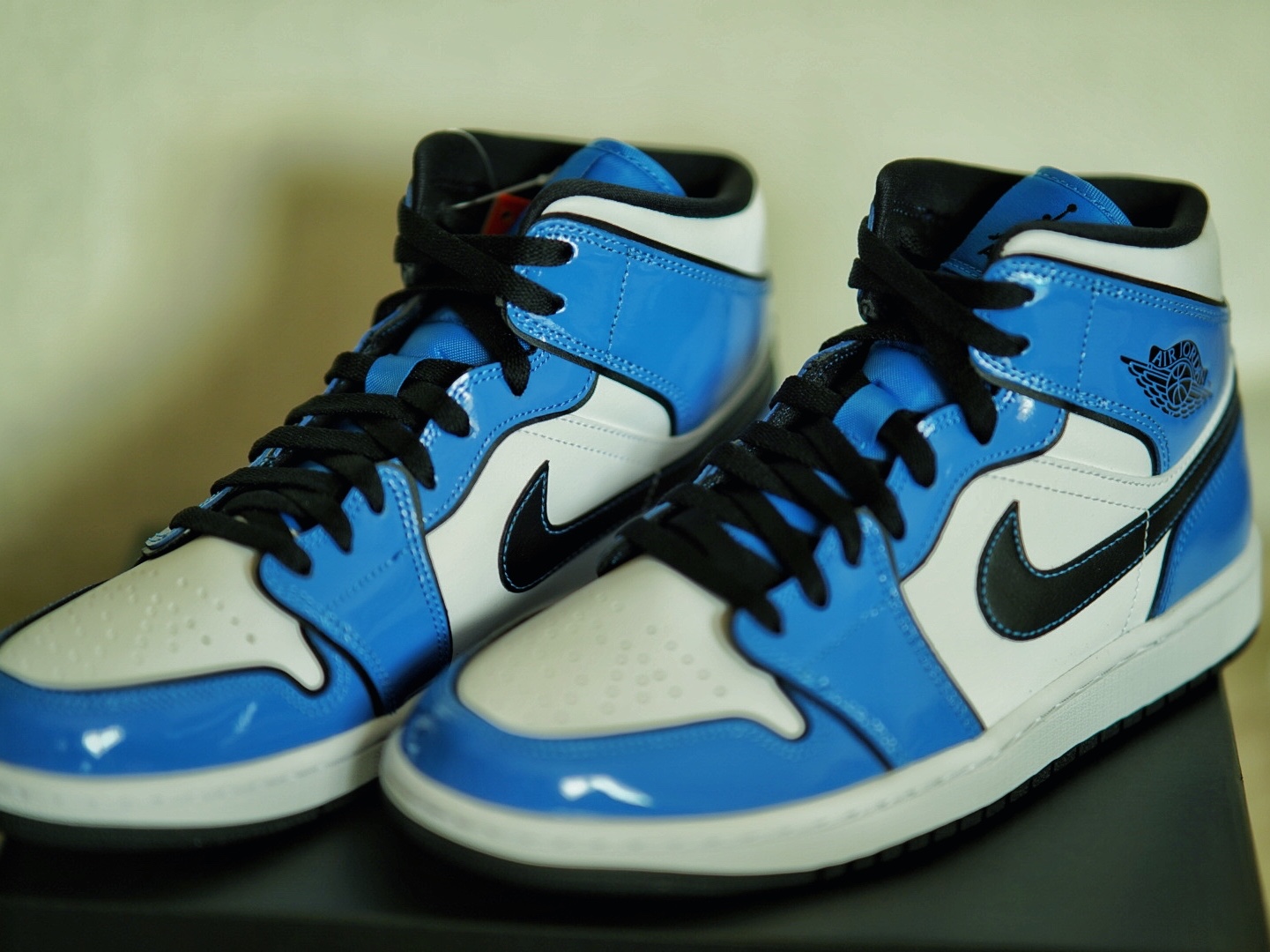 Jordan 1 Mid SE Signal Blue 착용 스타일 - 2