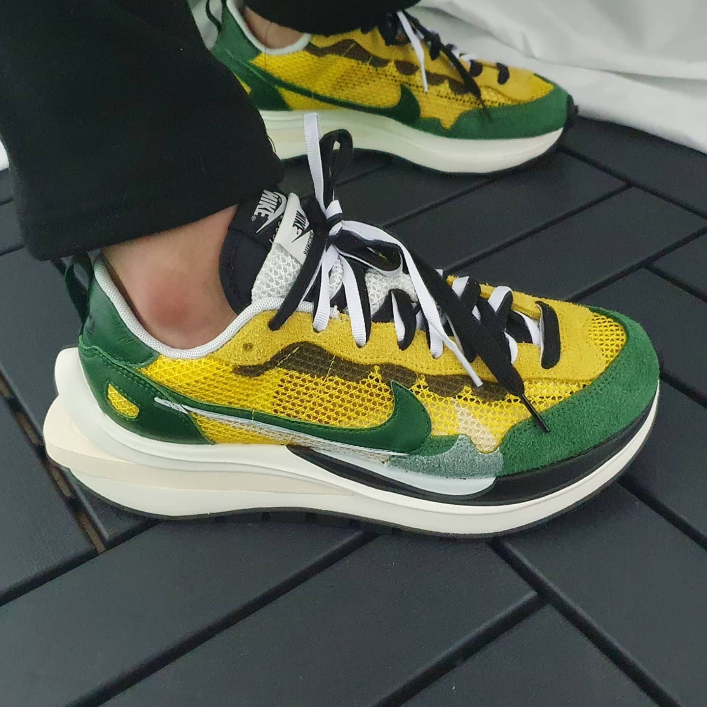 Nike x Sacai VaporWaffle Tour Yellow & Gorge Green Sail, Essentials 3D Silicon Applique Pullover Hoodie Dark Slate/Black 2020 착용 스타일 - 3