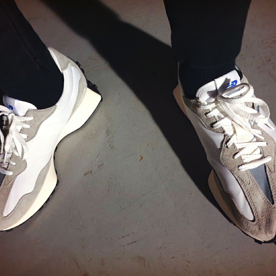 New Balance 327 Grey 착용 스타일 - 4