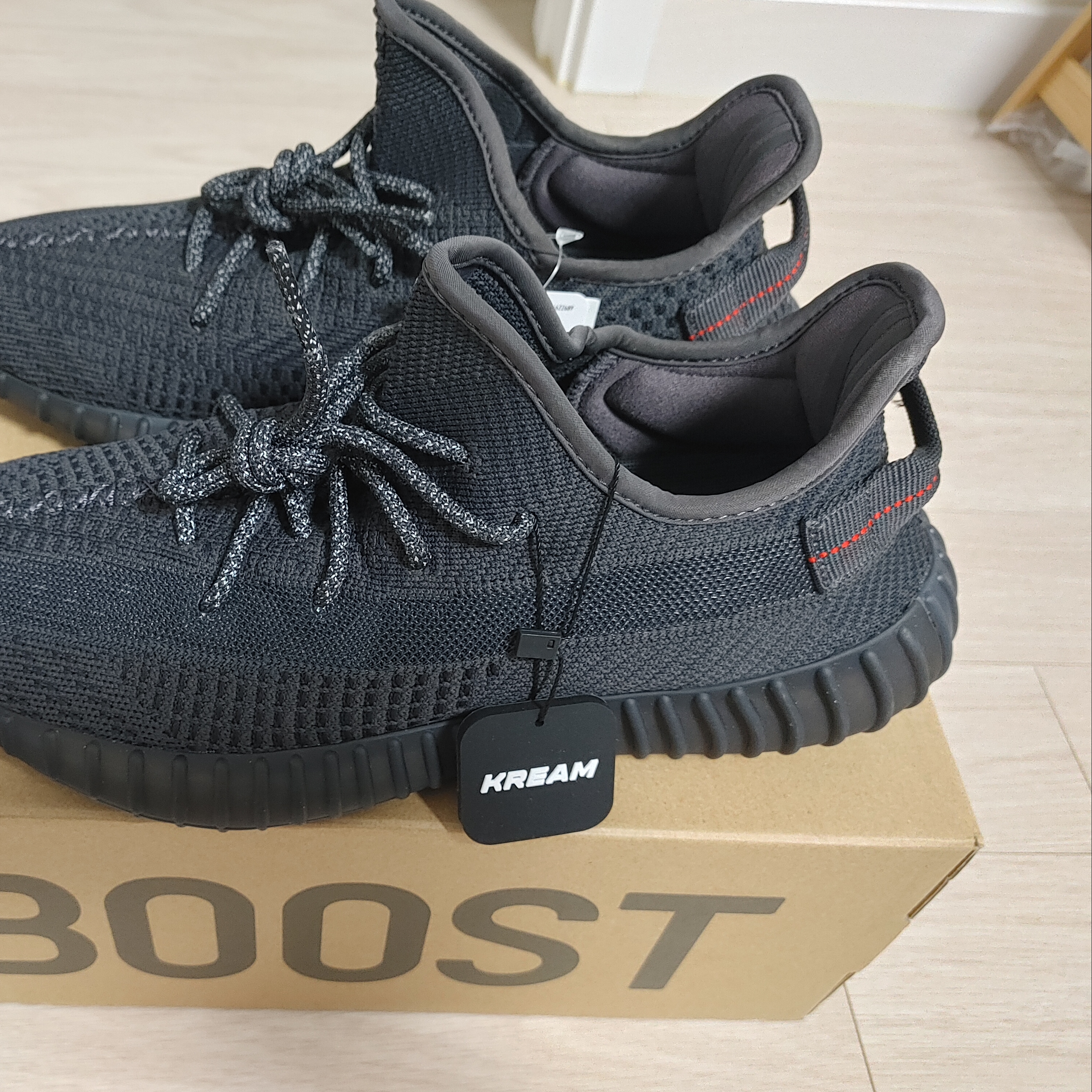 Adidas Yeezy Boost 350 V2 Black - Non-Reflective 착용 스타일
