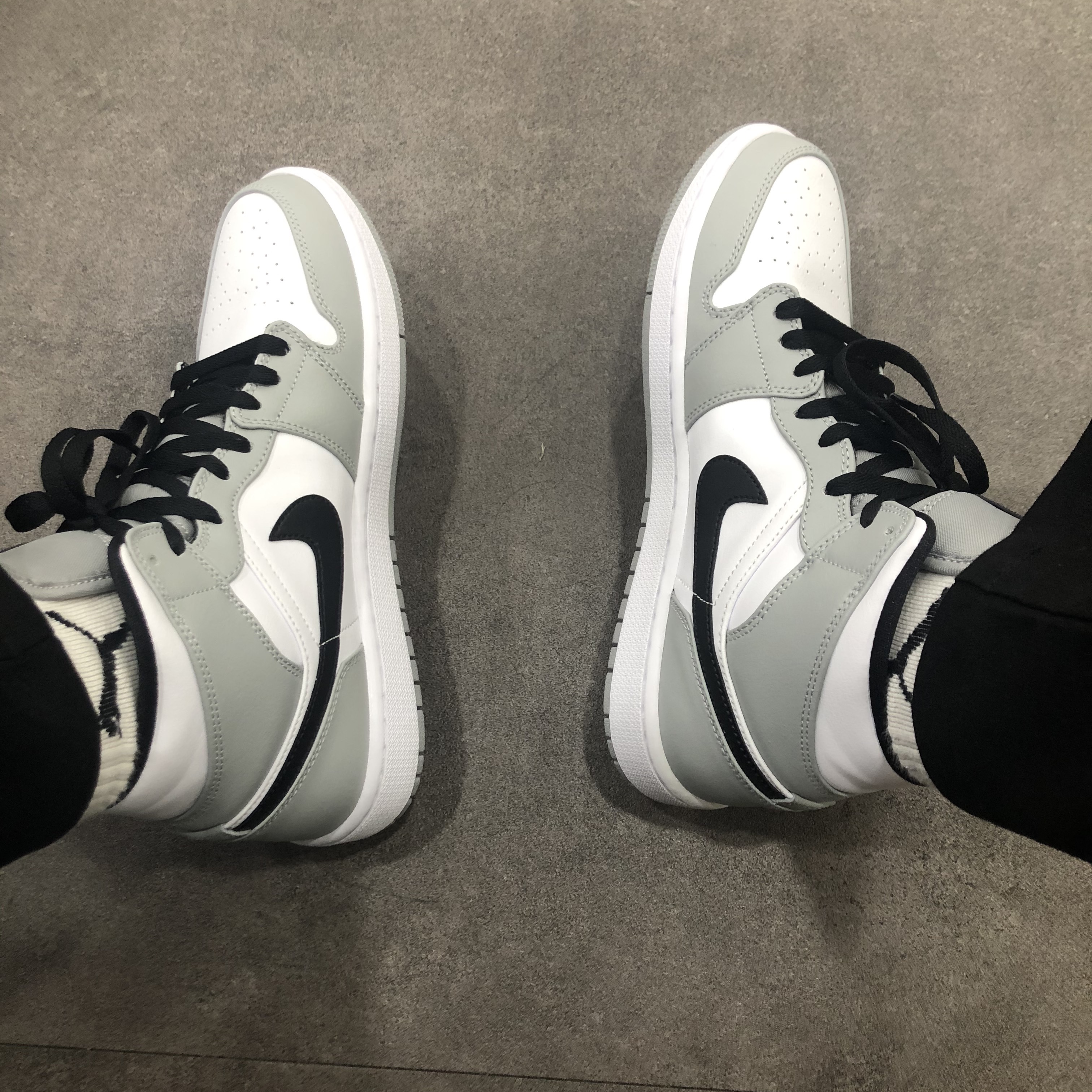 Jordan 1 Mid Light Smoke Grey 착용 스타일