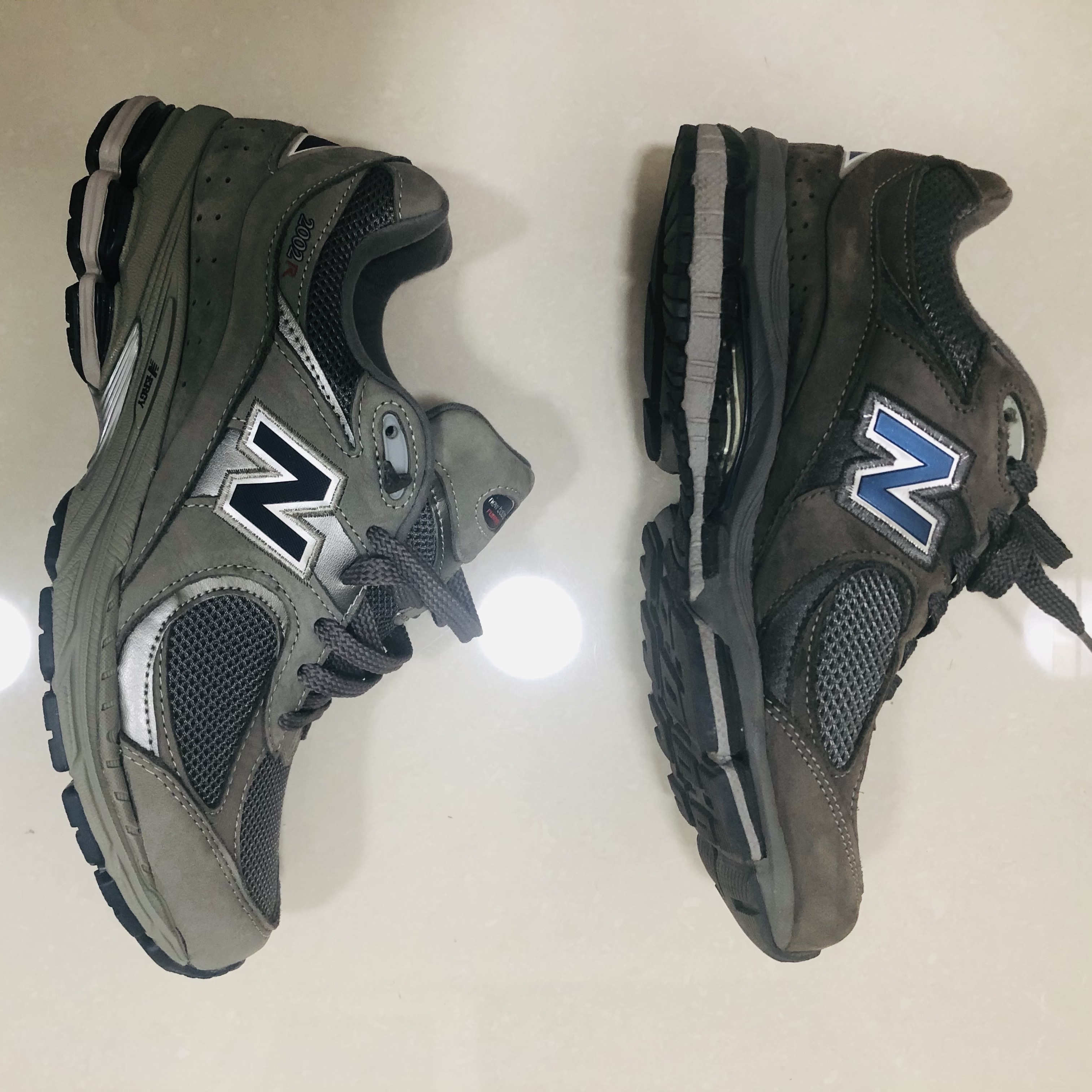 New Balance 2002R Gray 착용 스타일 - 2