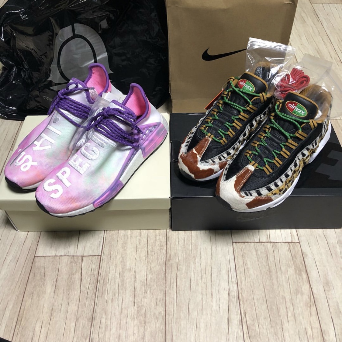 Adidas x Pharrell Williams Hu NMD Holi Festival Pink Glow, Nike x Atmos Air Max 95 Animal Pack 2.0 (2018 All Black Box) 착용 스타일 - 1