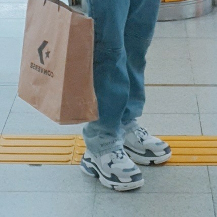 (W) Balenciaga Triple S Trainer White Navy Purple 착용 스타일