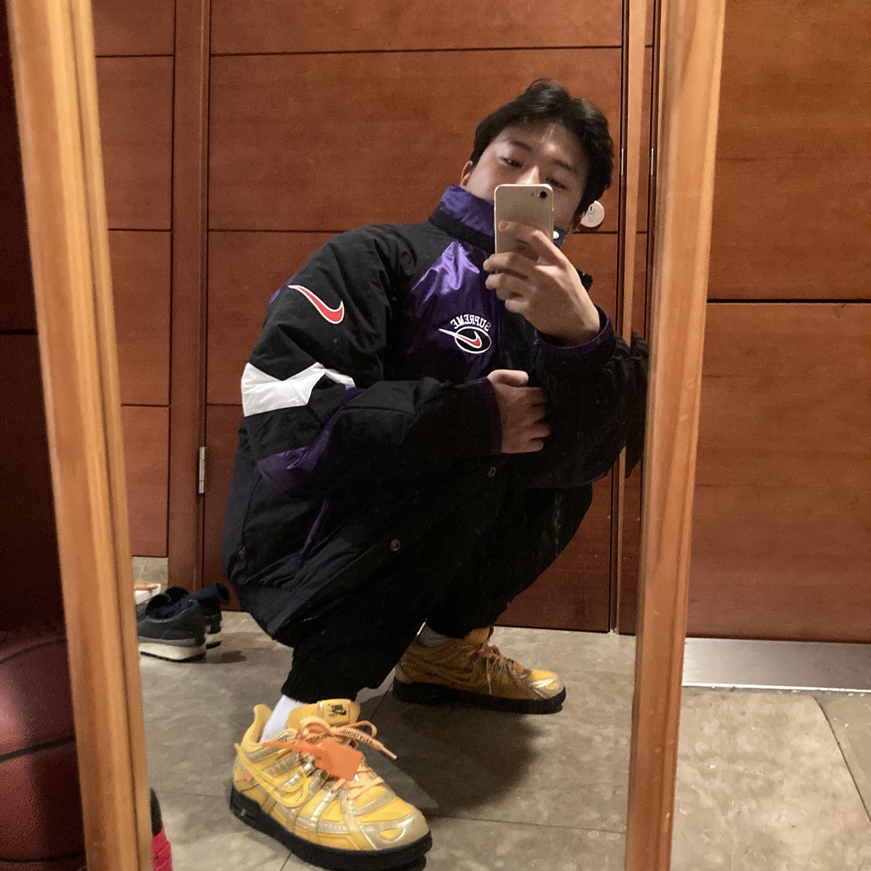Nike x Off-White Air Rubber Dunk University Gold 착용 스타일
